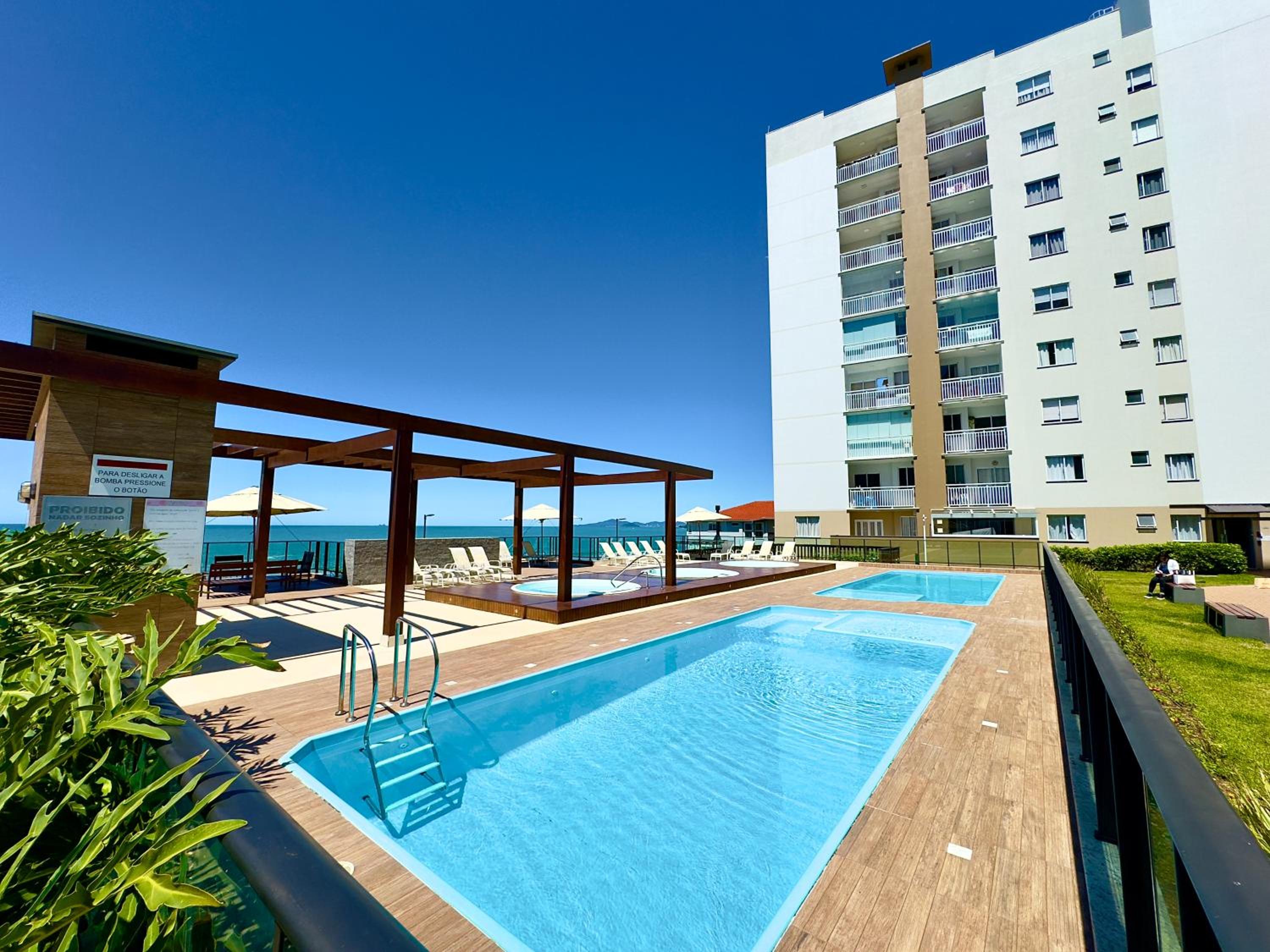Apto em Condominio Frente Mar com Piscinas Spa Sala de Jogos Quadra de Futebol e Espaco Kids Ideal para Familias