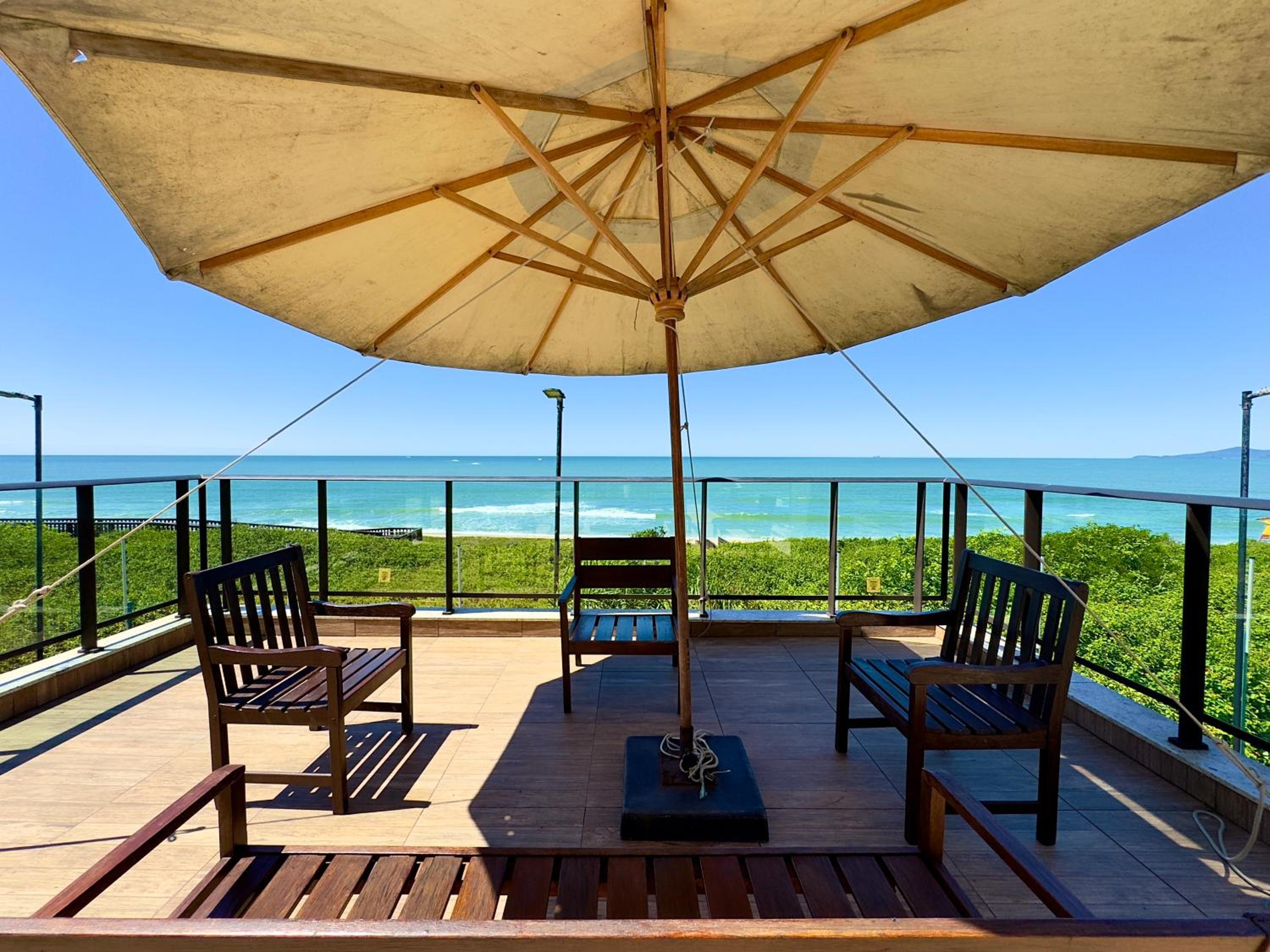 Apto em Condominio Frente Mar com Piscinas Spa Sala de Jogos Quadra de Futebol e Espaco Kids Ideal para Familias