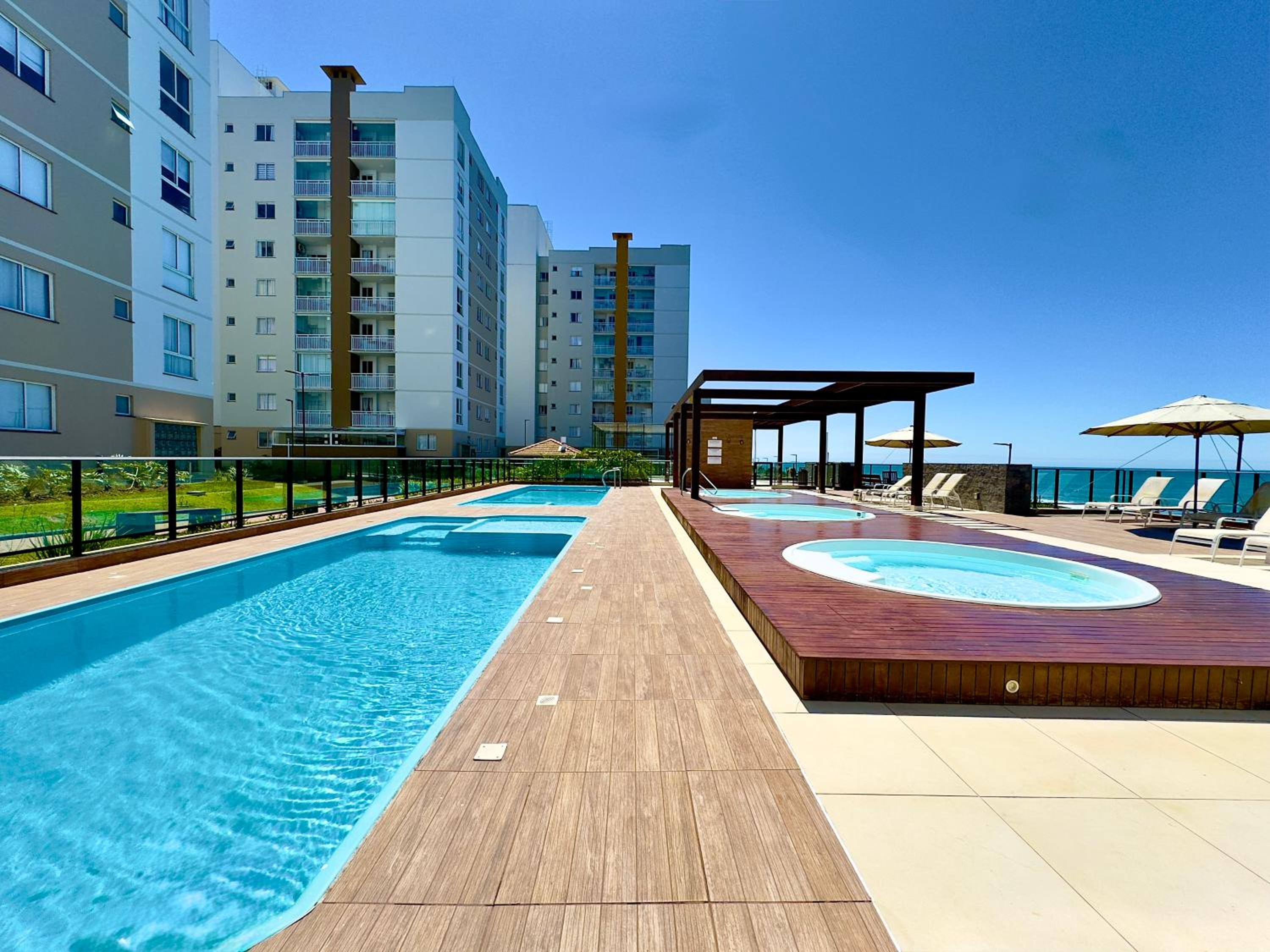 Apto em Condominio Frente Mar com Piscinas Spa Sala de Jogos Quadra de Futebol e Espaco Kids Ideal para Familias