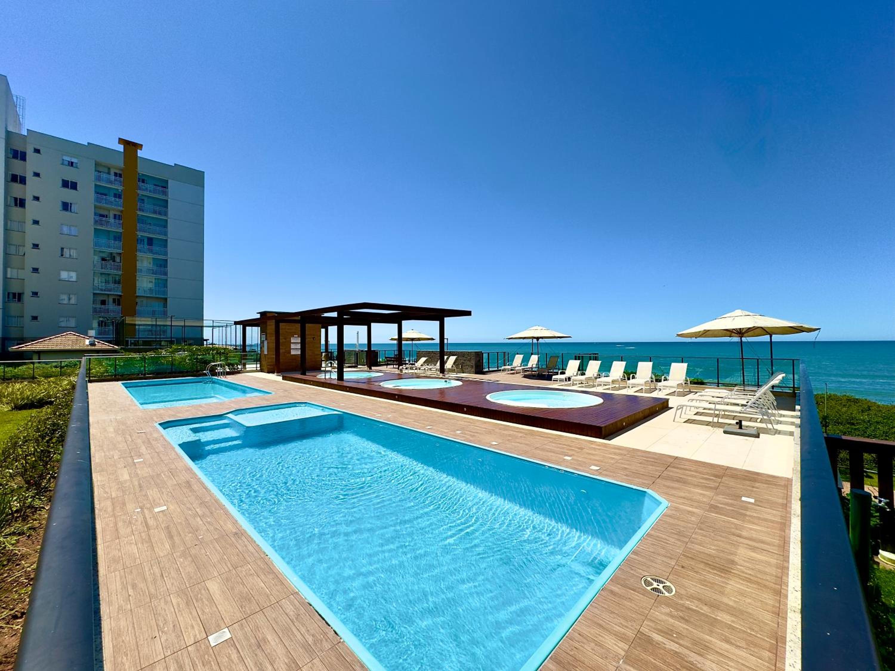 Apto em Condominio Frente Mar com Piscinas Spa Sala de Jogos Quadra de Futebol e Espaco Kids Ideal para Familias