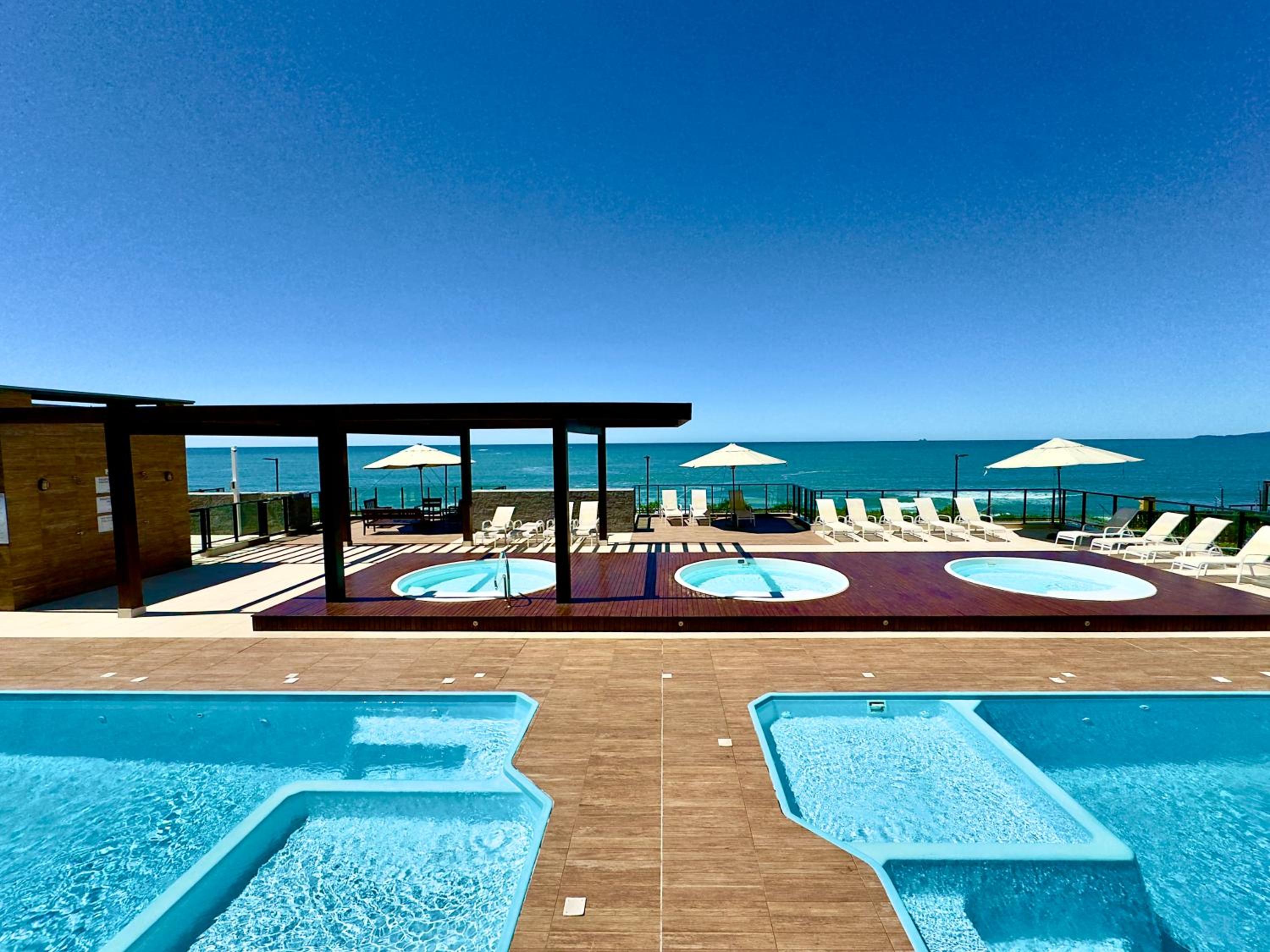 Apto em Condominio Frente Mar com Piscinas Spa Sala de Jogos Quadra de Futebol e Espaco Kids Ideal para Familias