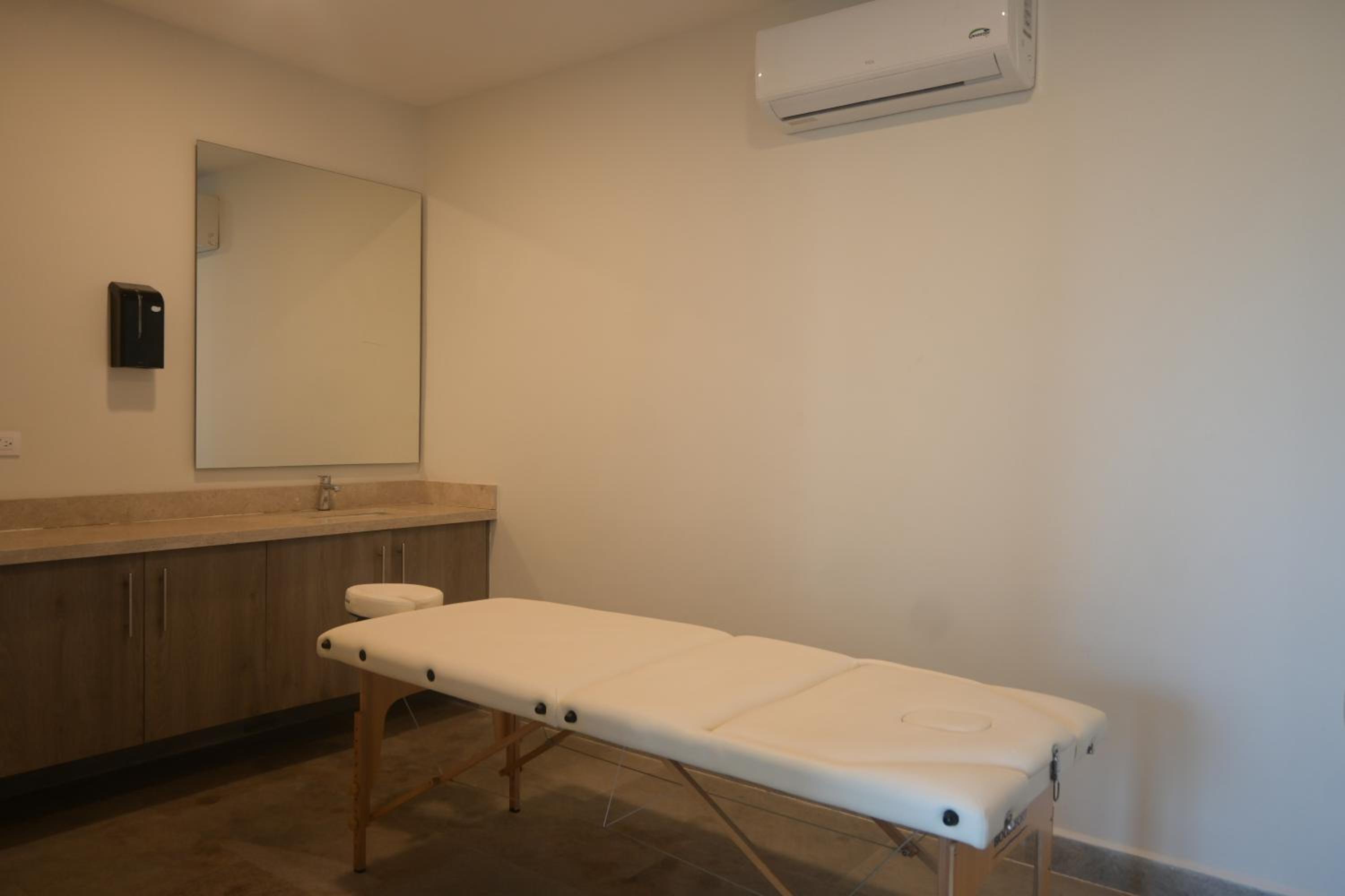 Chic Studio with Roof Pool & Gym Near 5th & Beach