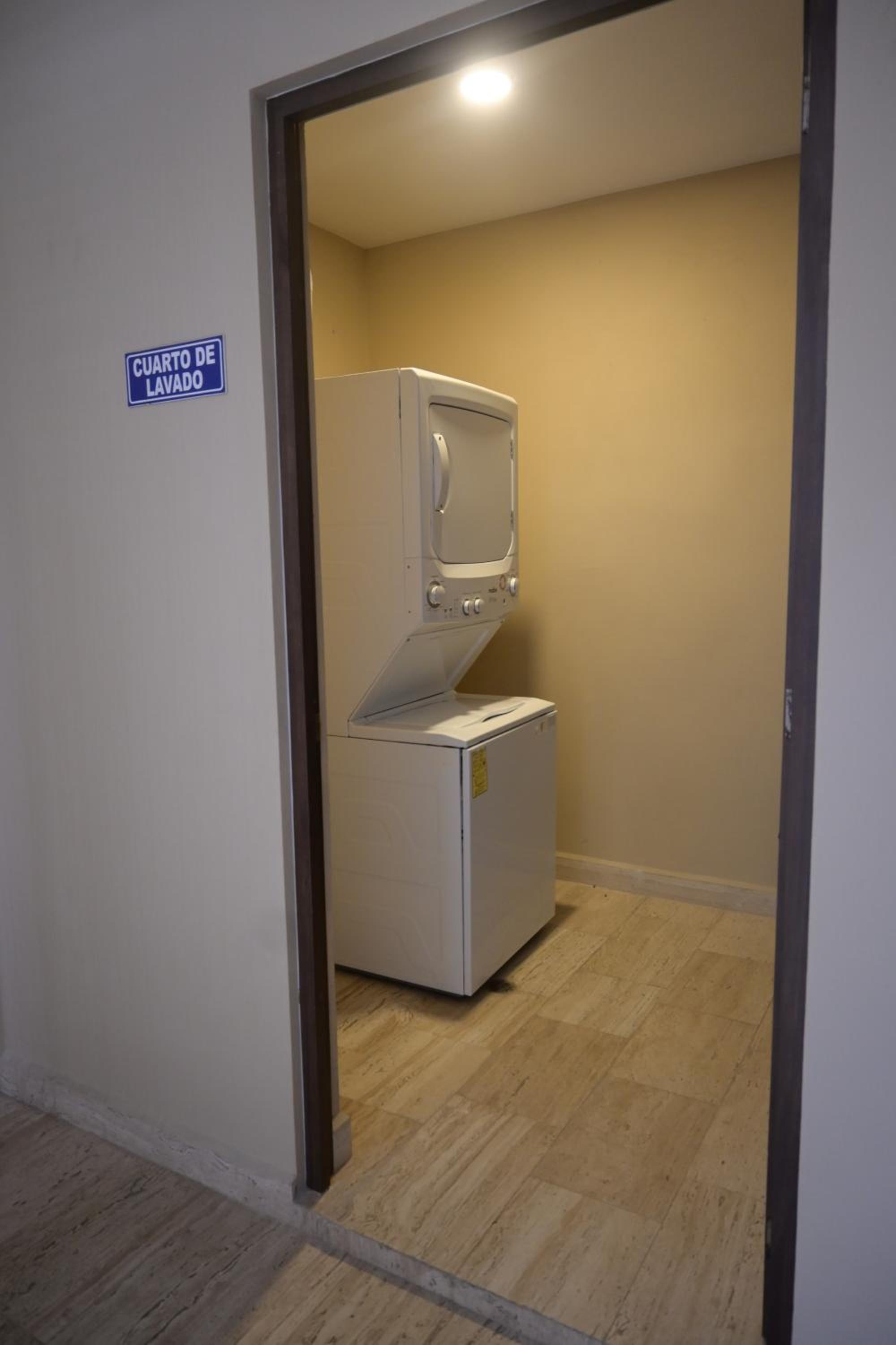 Chic Studio with Roof Pool & Gym Near 5th & Beach