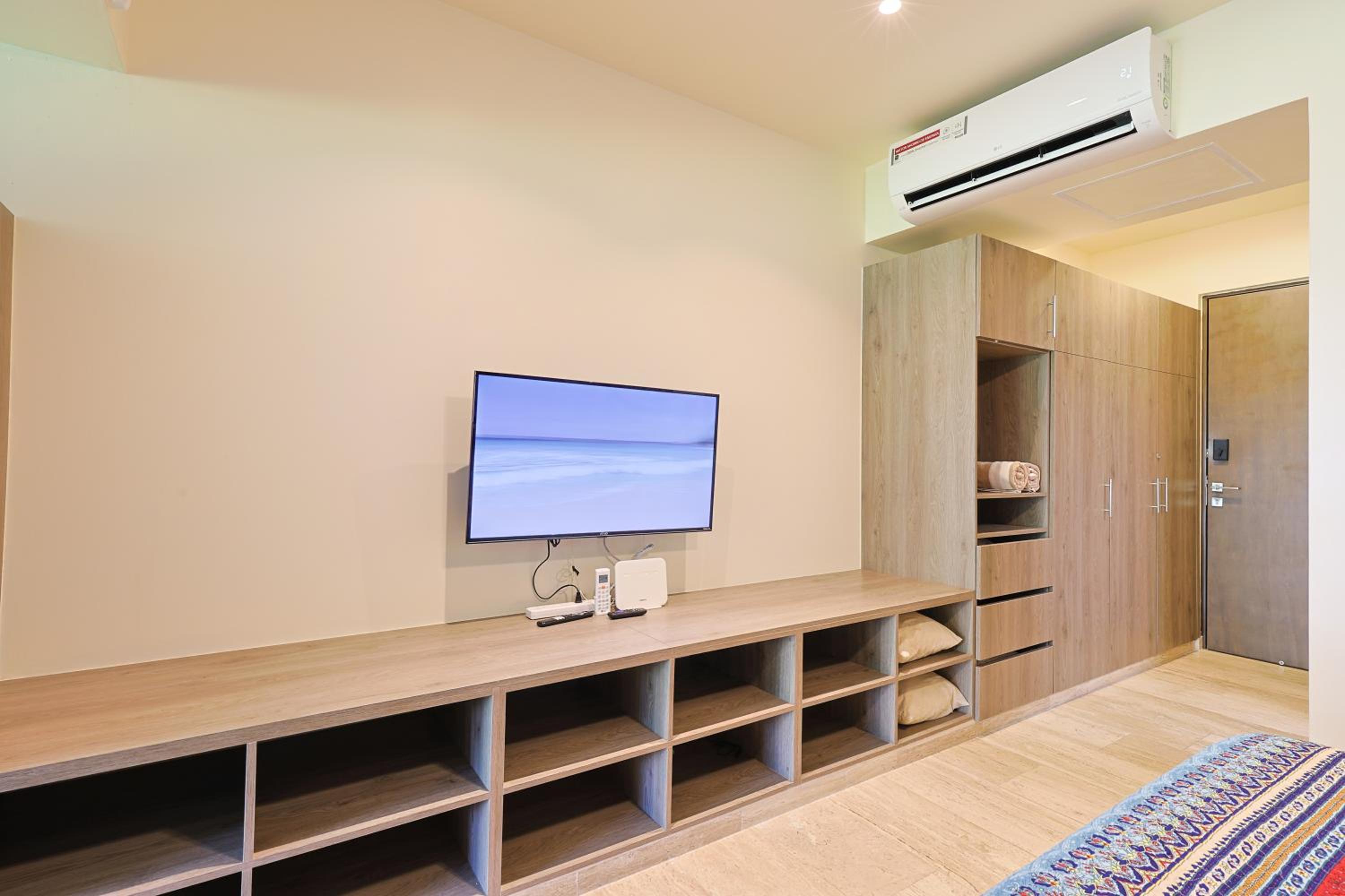 Chic Studio with Roof Pool & Gym Near 5th & Beach