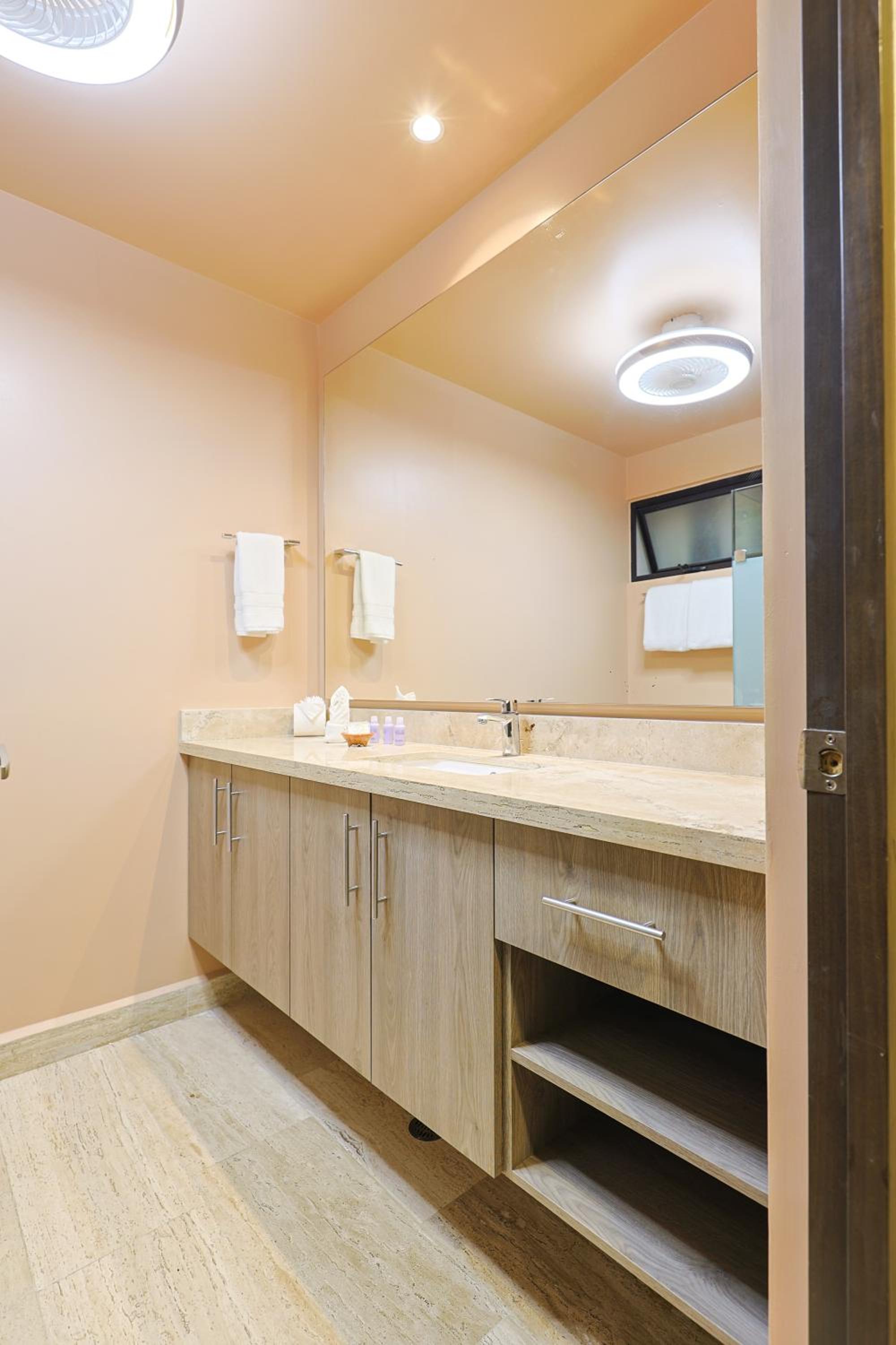 Chic Studio with Roof Pool & Gym Near 5th & Beach