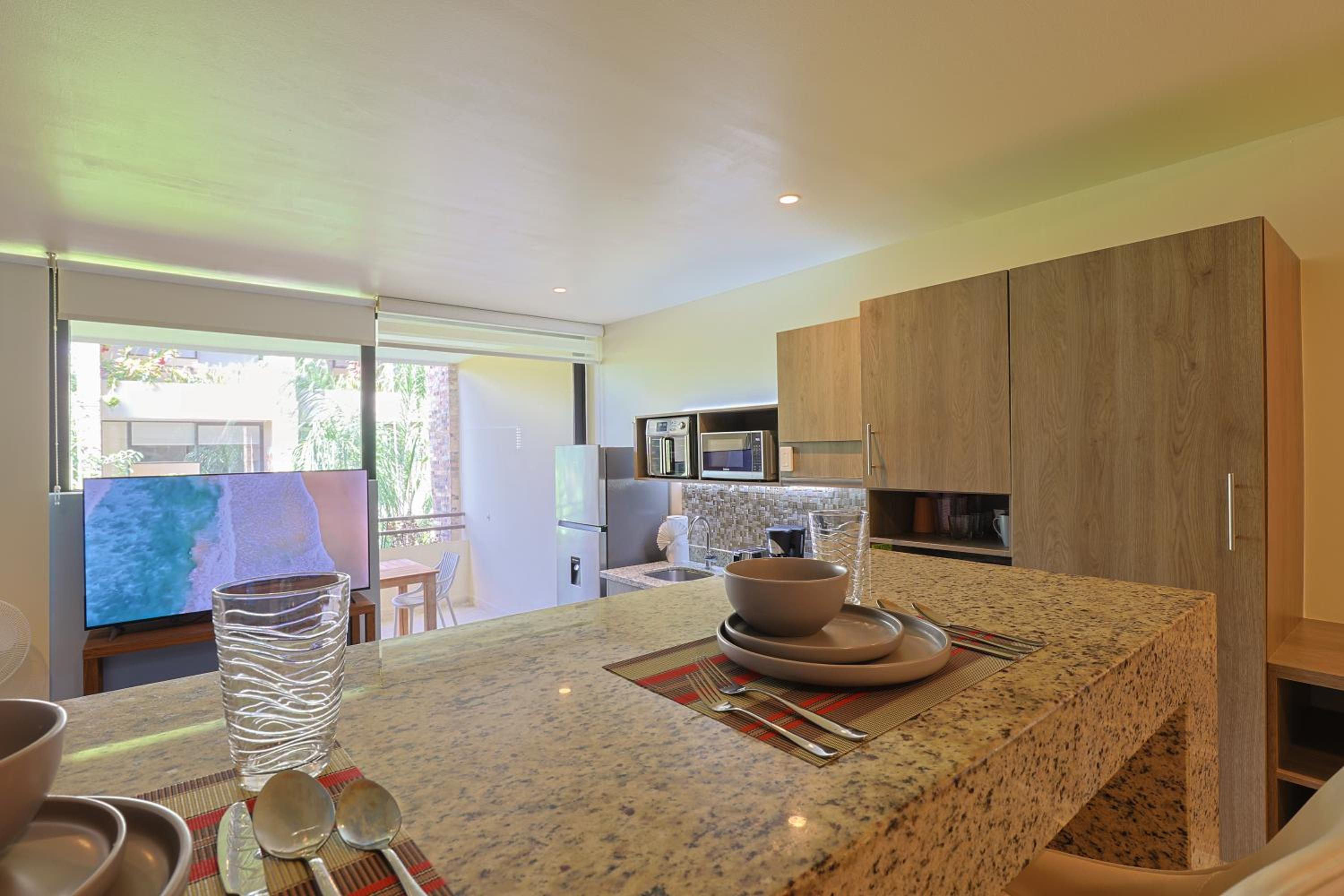 Chic Studio with Roof Pool & Gym Near 5th & Beach