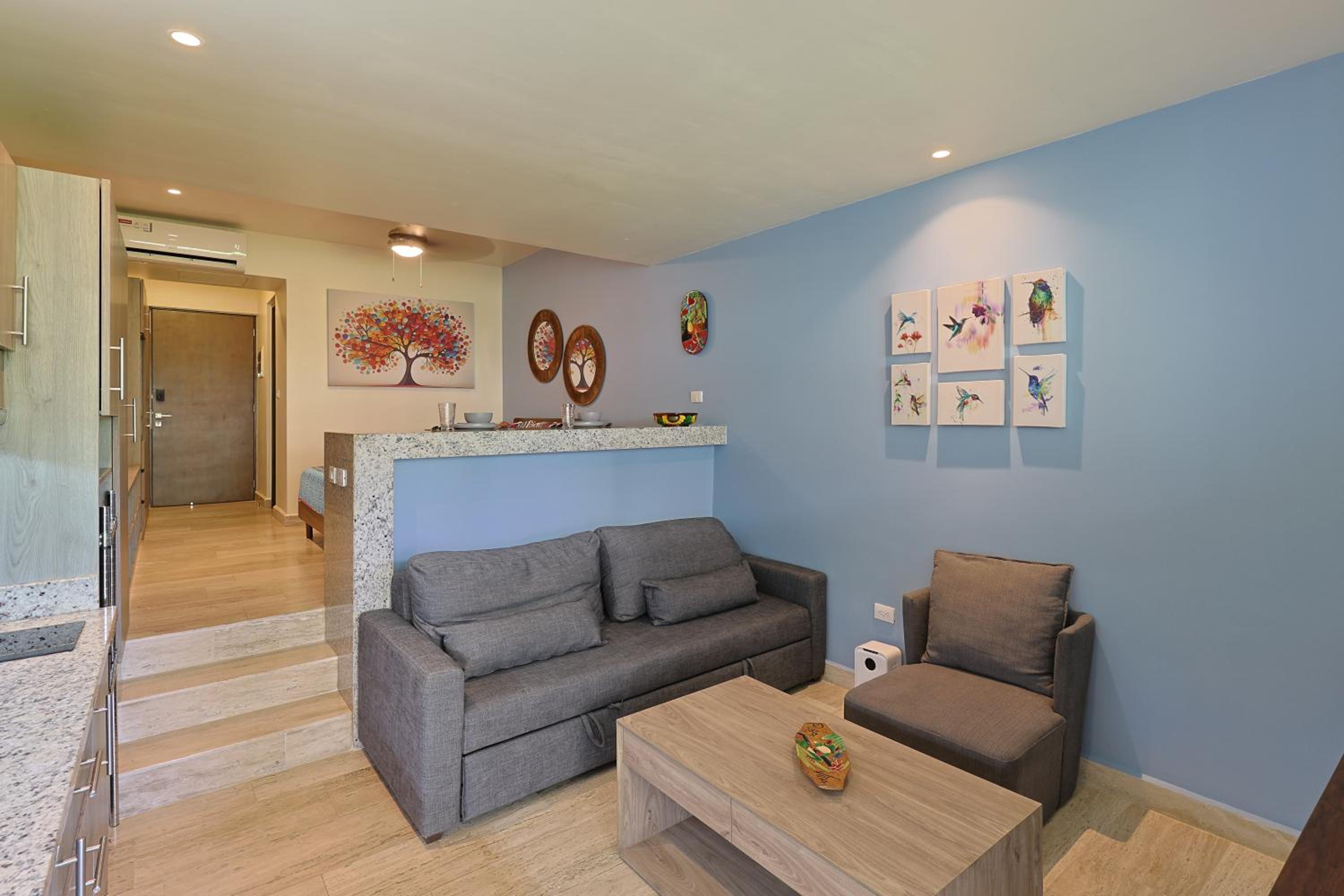 Chic Studio with Roof Pool & Gym Near 5th & Beach