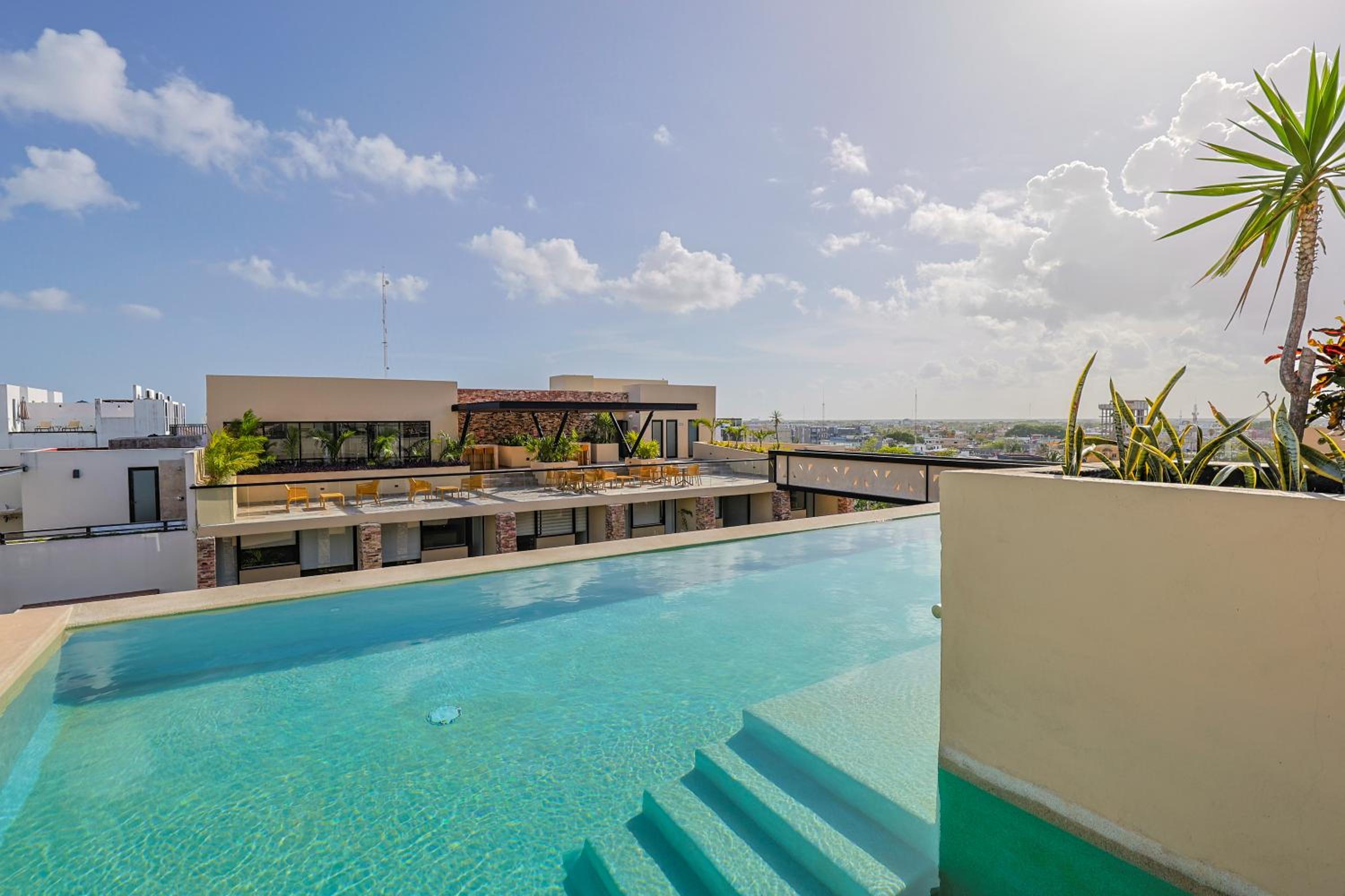 Chic Studio with Roof Pool & Gym Near 5th & Beach