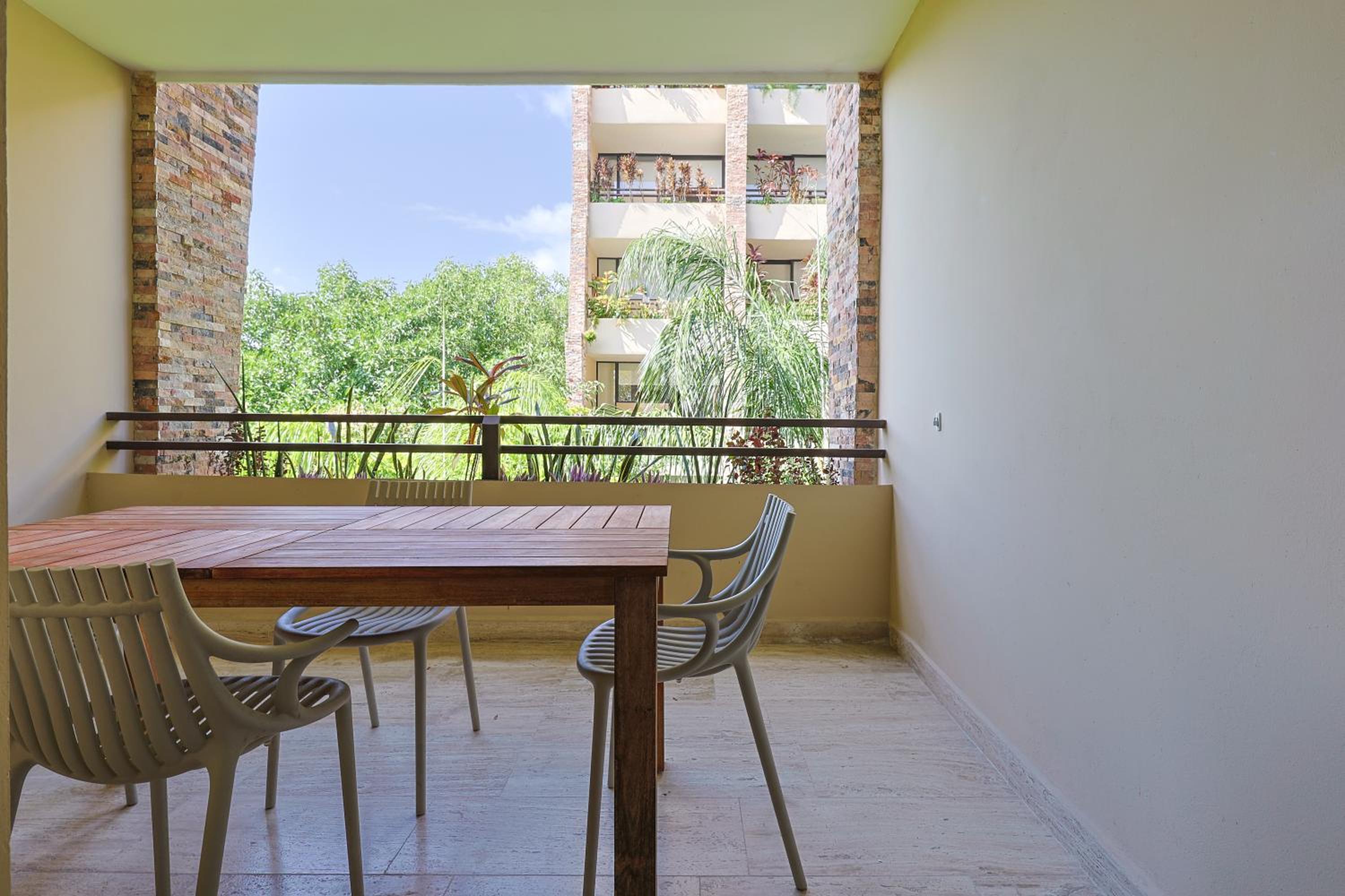 Chic Studio with Roof Pool & Gym Near 5th & Beach
