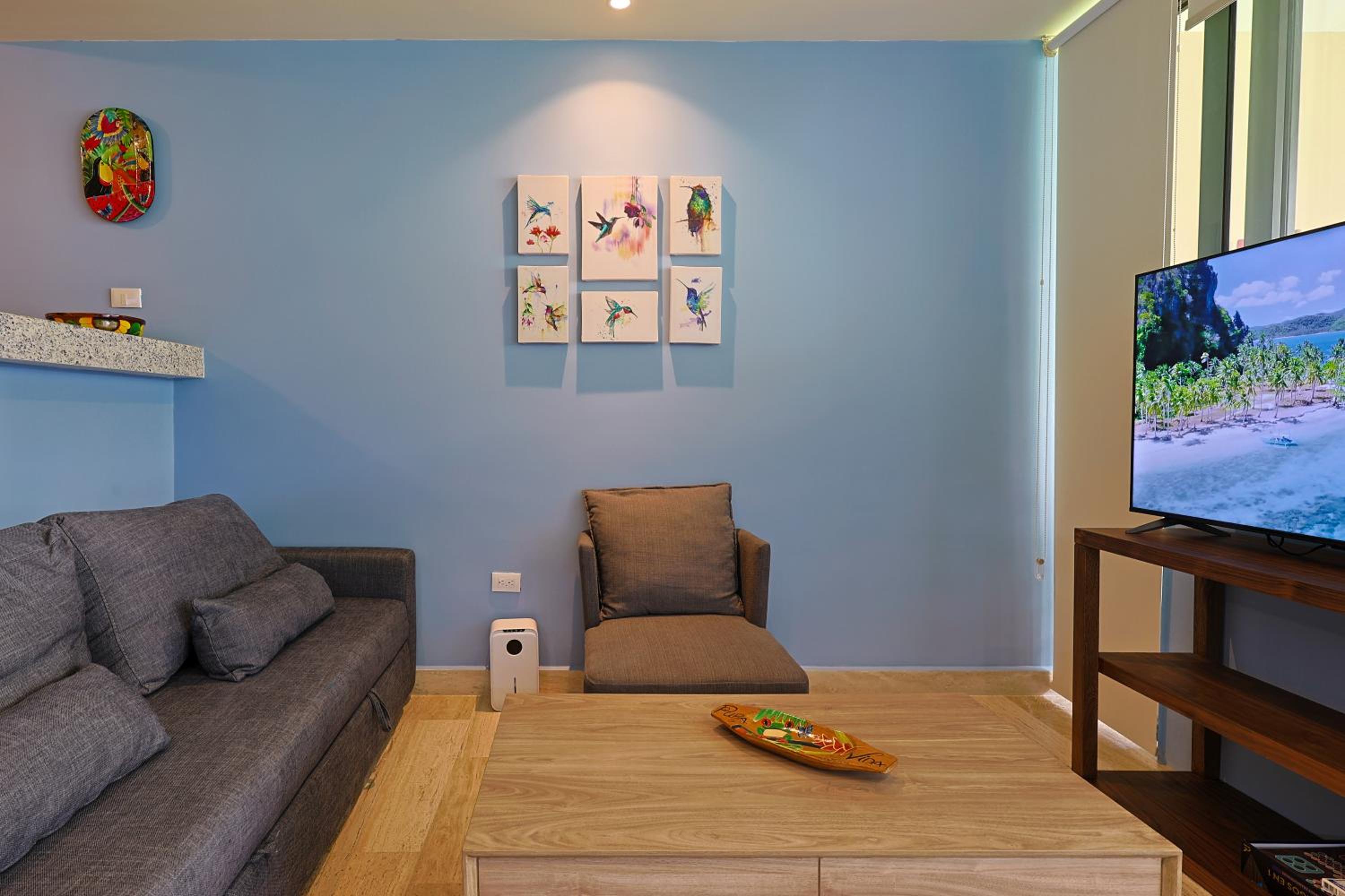 Chic Studio with Roof Pool & Gym Near 5th & Beach
