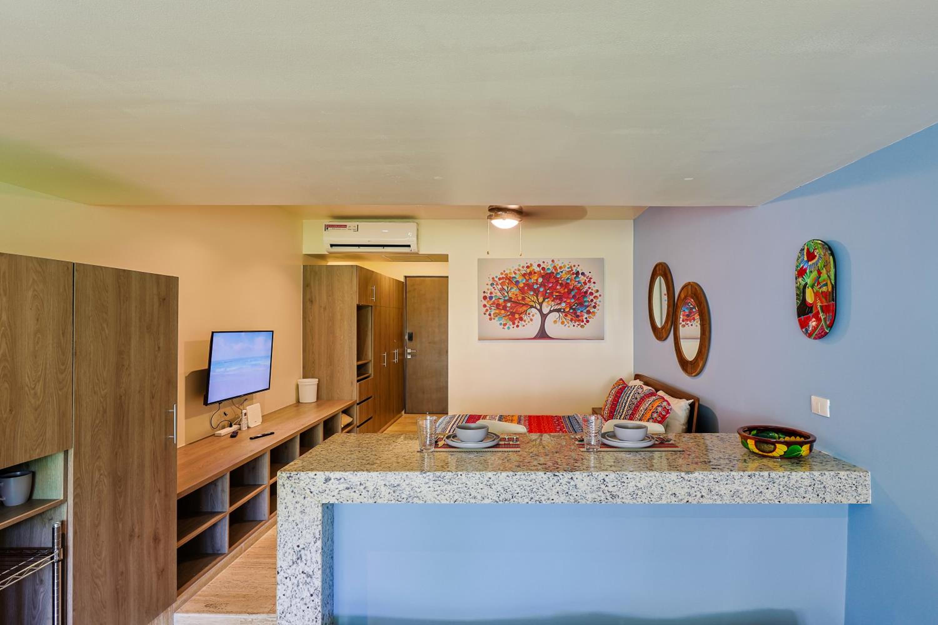Chic Studio with Roof Pool & Gym Near 5th & Beach
