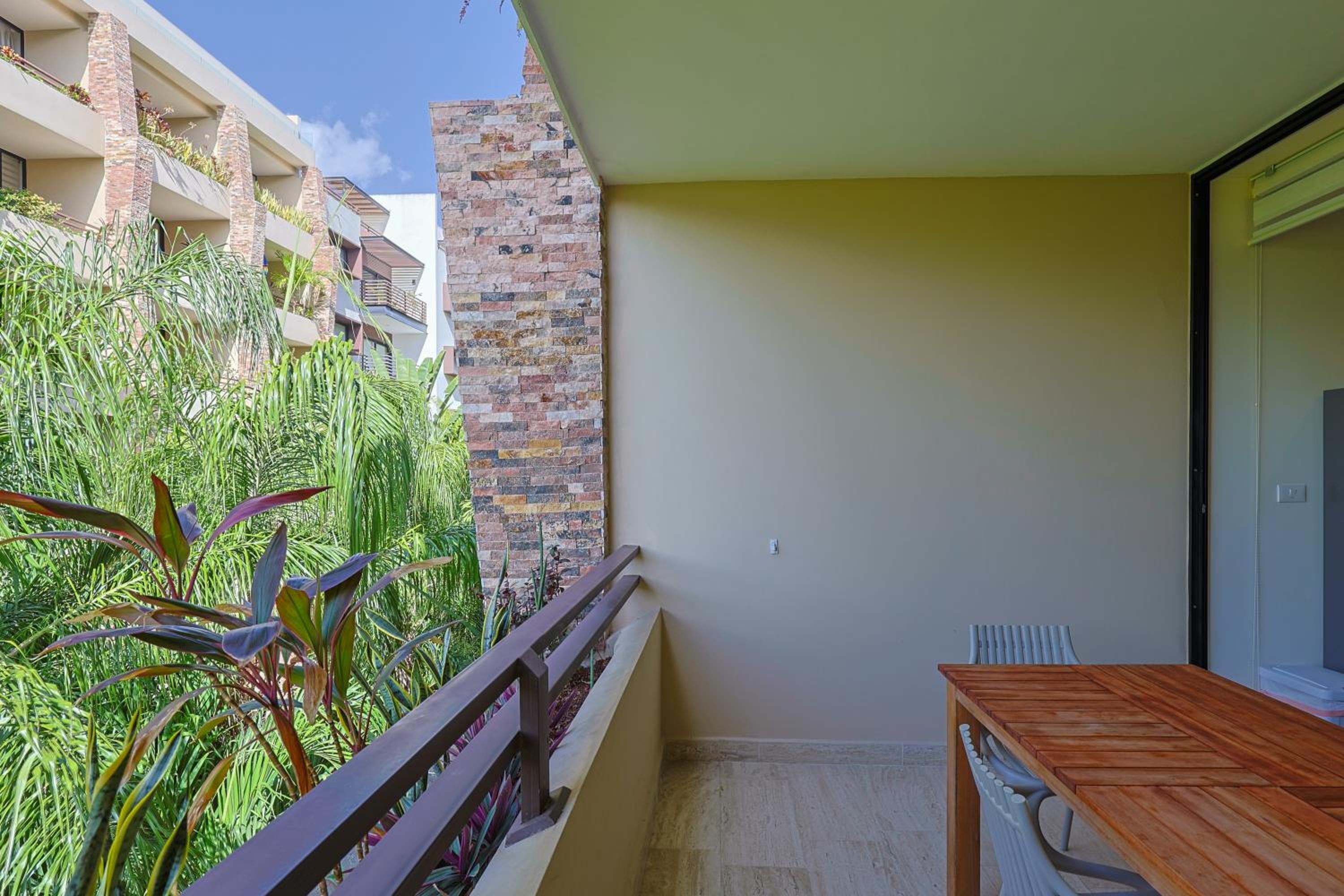 Chic Studio with Roof Pool & Gym Near 5th & Beach