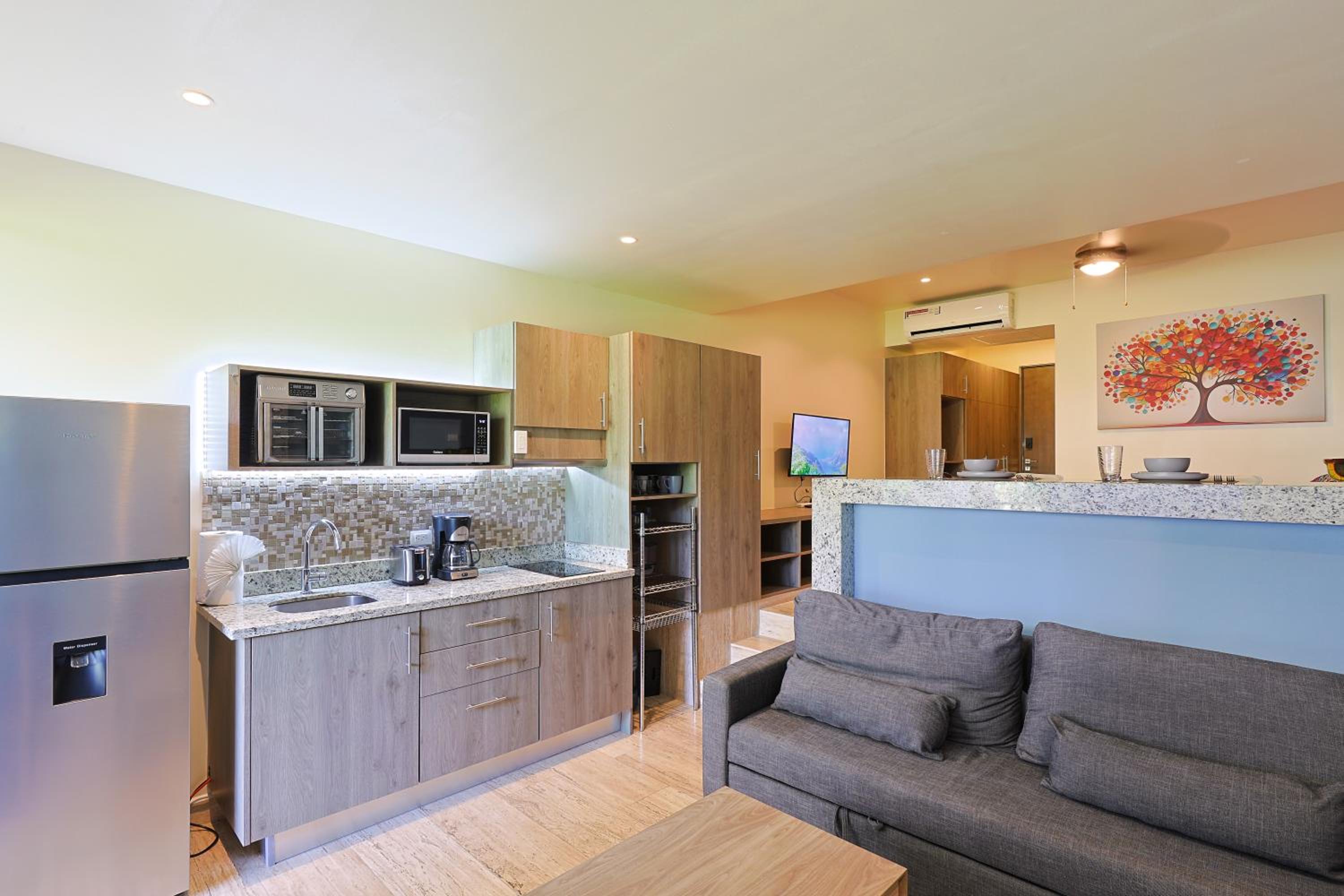 Chic Studio with Roof Pool & Gym Near 5th & Beach