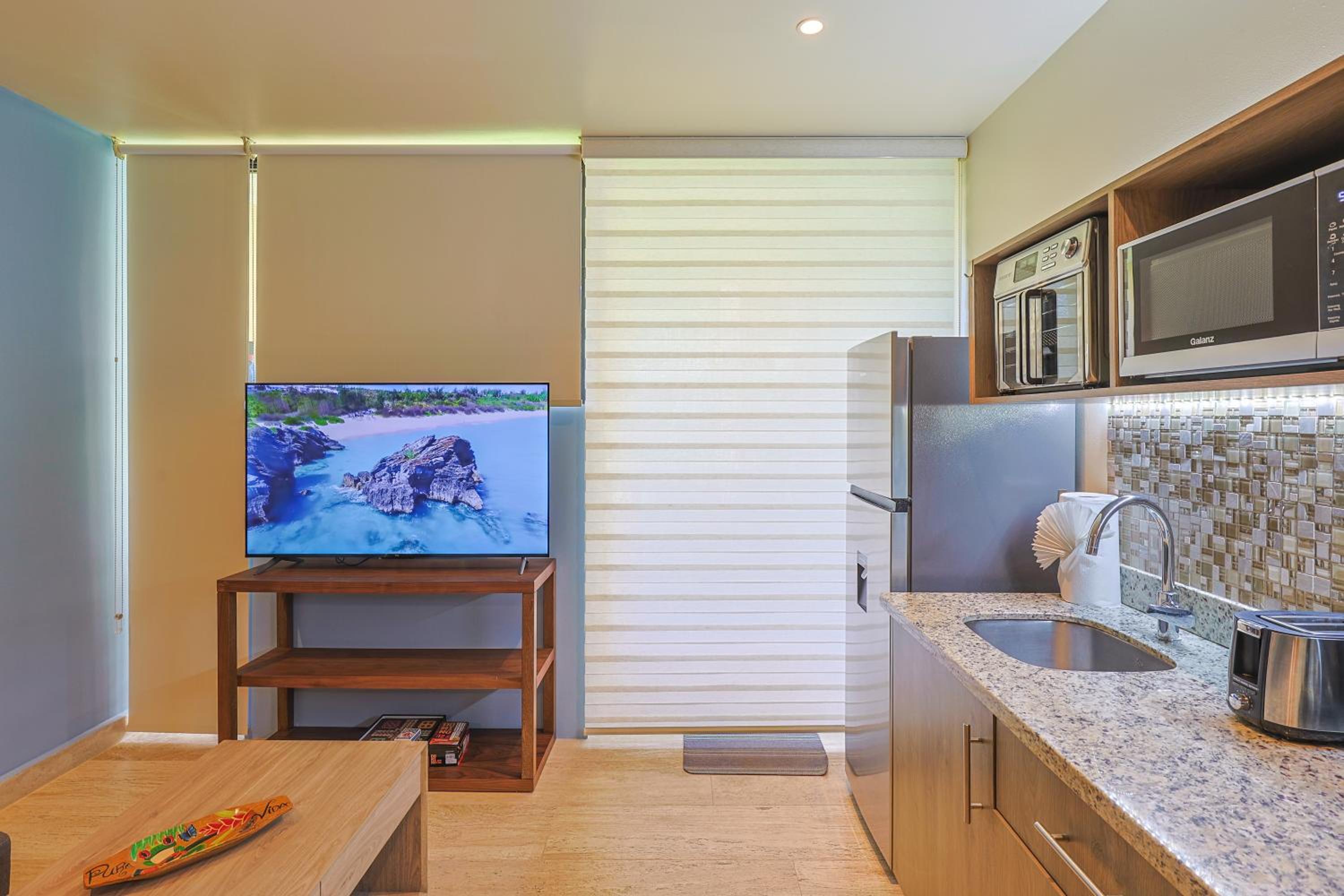 Chic Studio with Roof Pool & Gym Near 5th & Beach