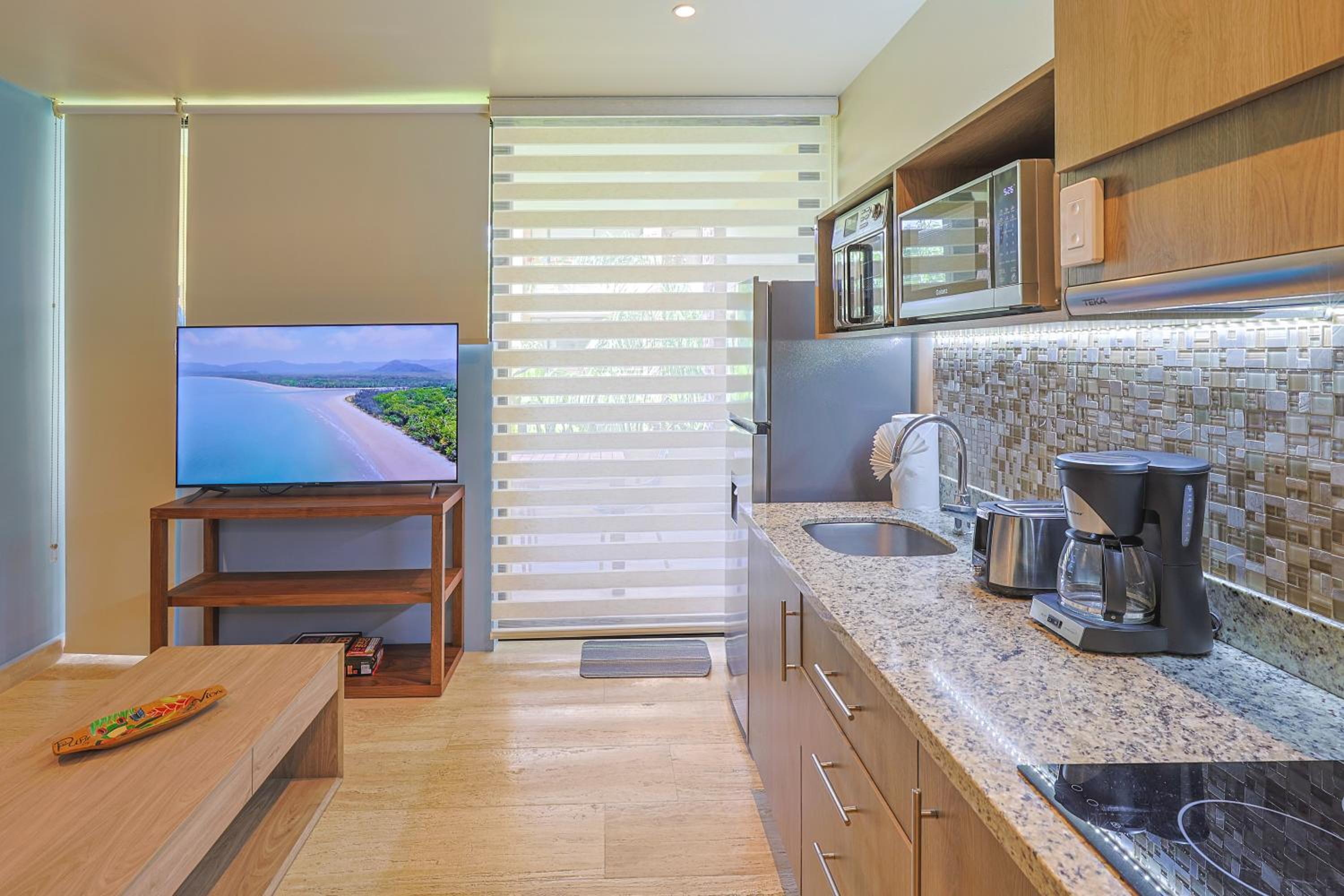 Chic Studio with Roof Pool & Gym Near 5th & Beach