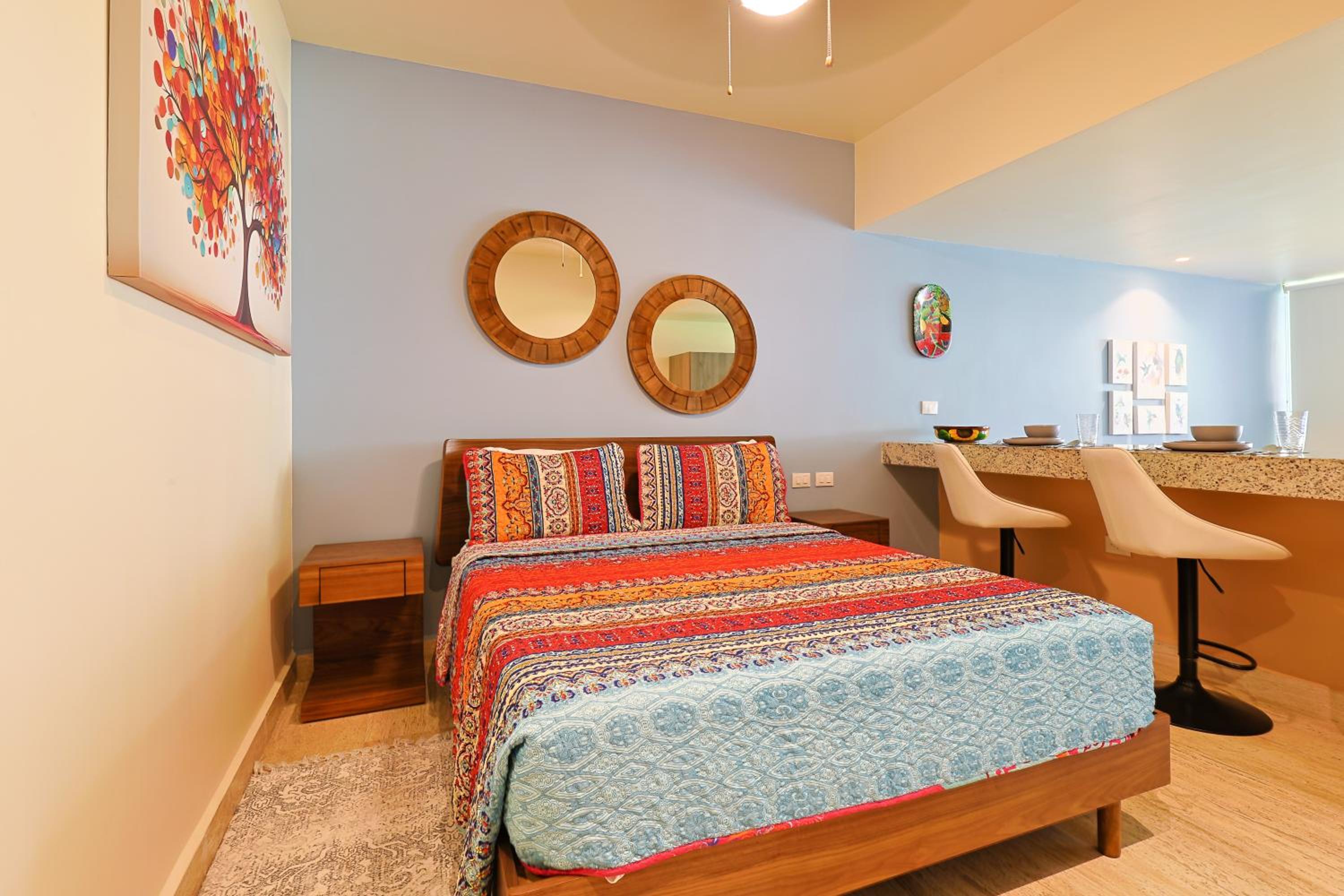 Chic Studio with Roof Pool & Gym Near 5th & Beach