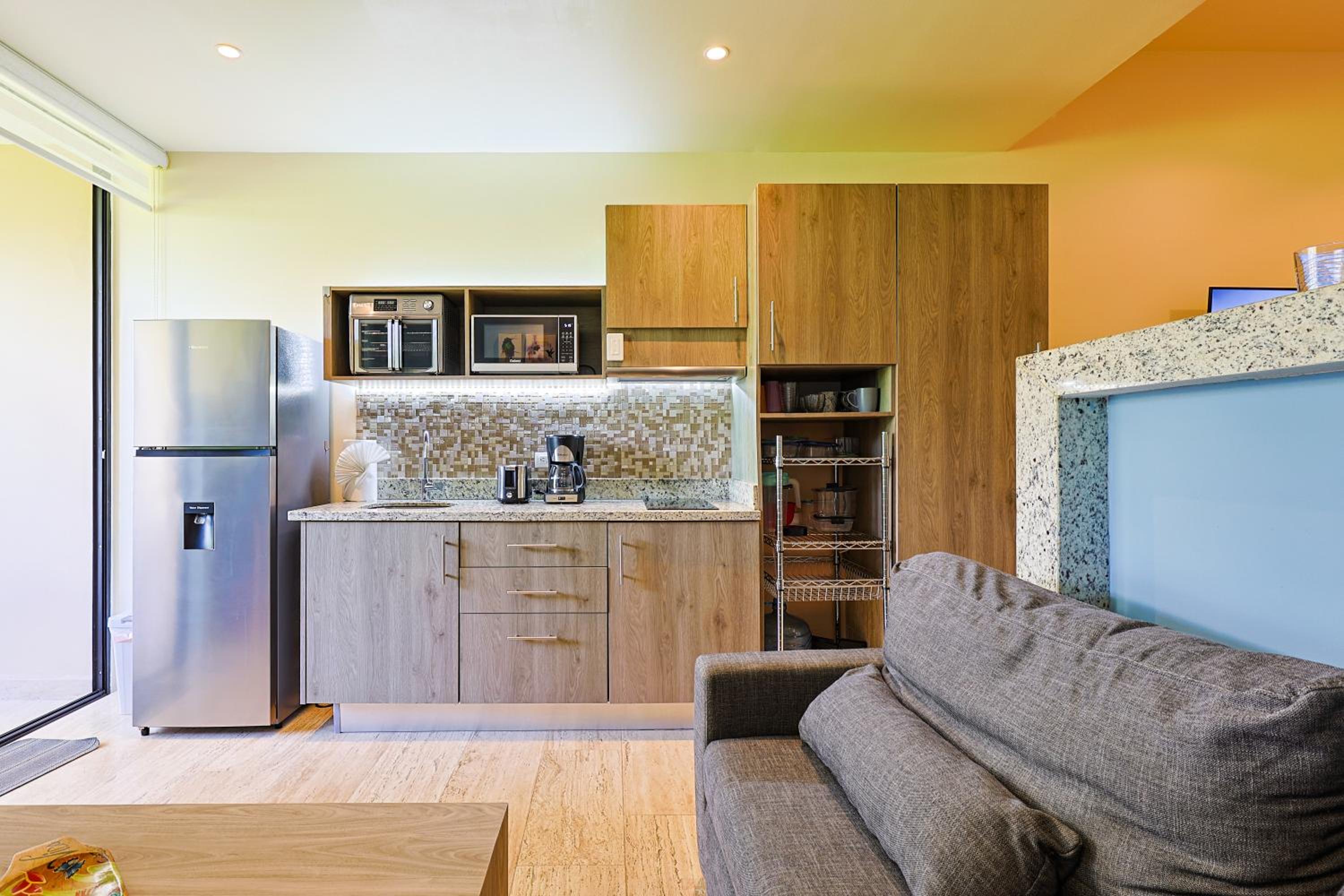 Chic Studio with Roof Pool & Gym Near 5th & Beach