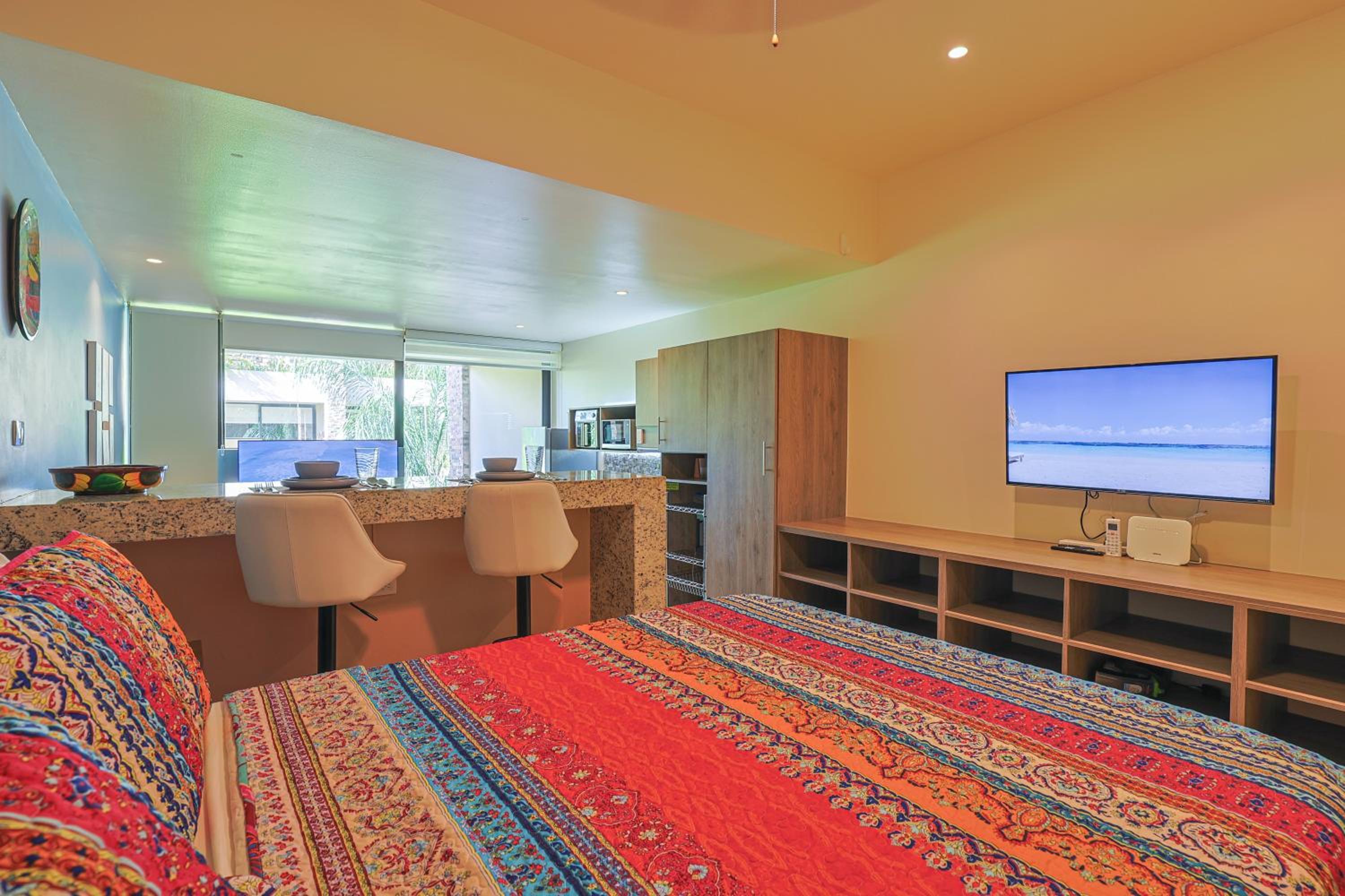 Chic Studio with Roof Pool & Gym Near 5th & Beach