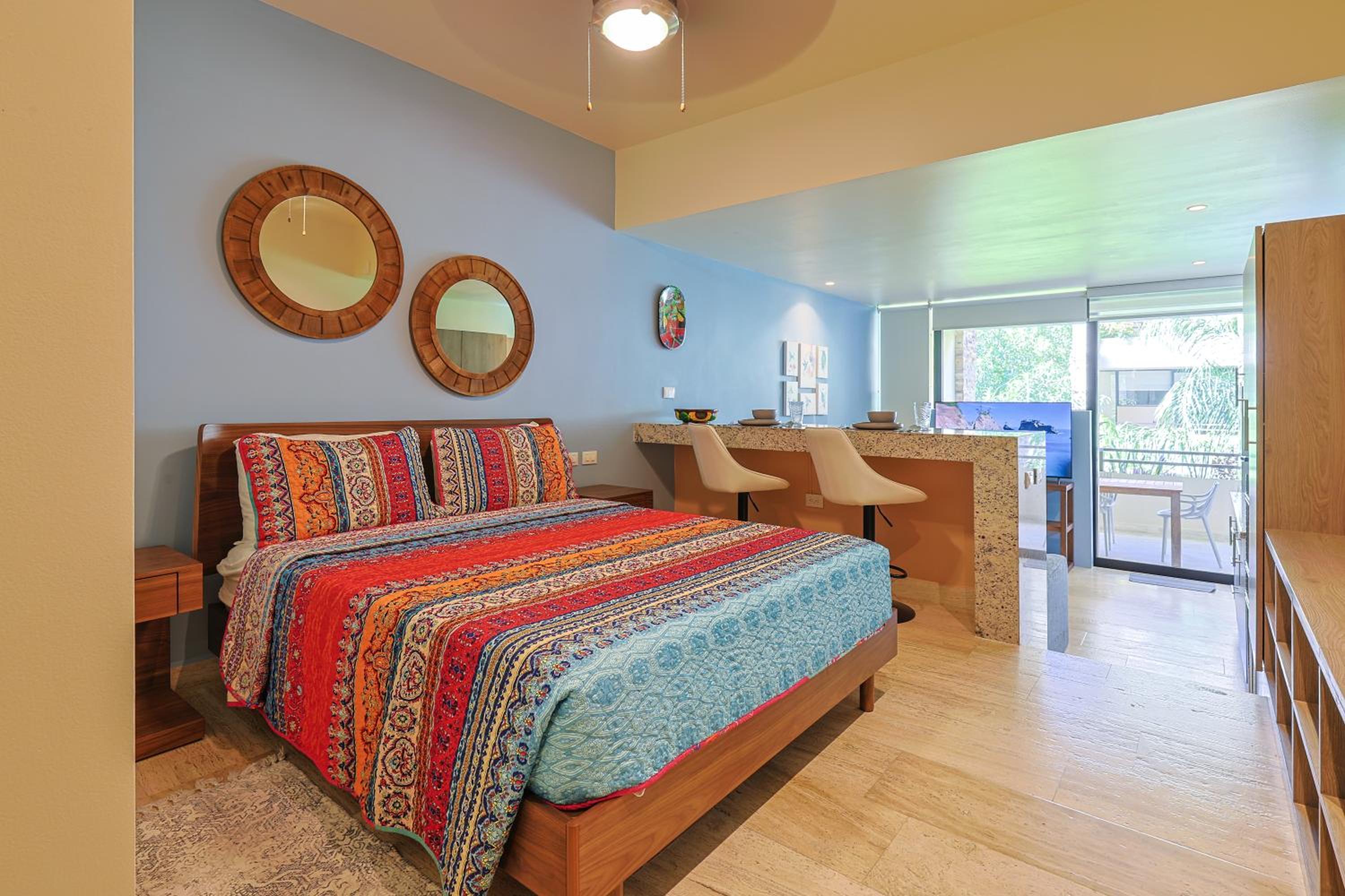 Chic Studio with Roof Pool & Gym Near 5th & Beach