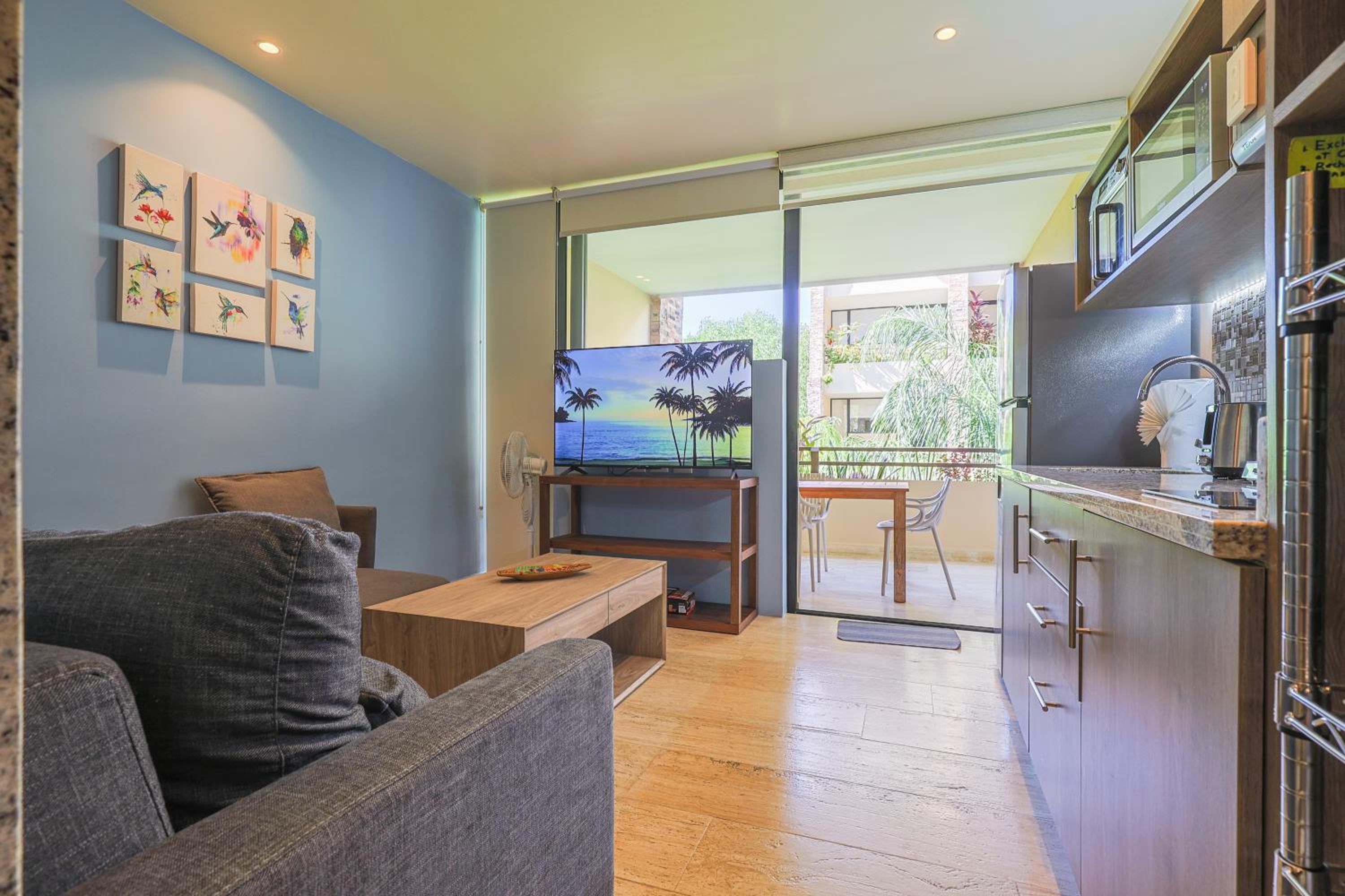Chic Studio with Roof Pool & Gym Near 5th & Beach