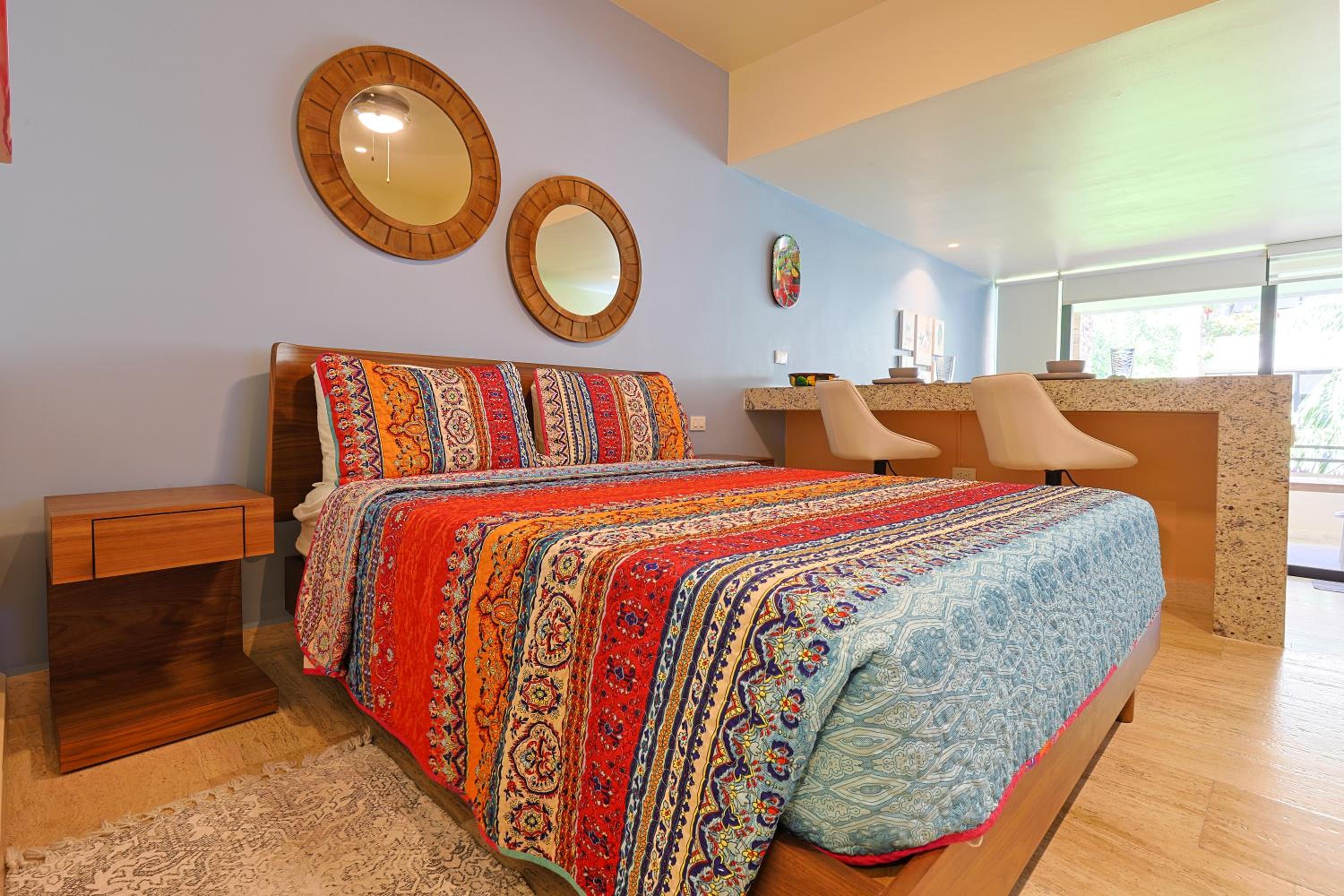 Chic Studio with Roof Pool & Gym Near 5th & Beach