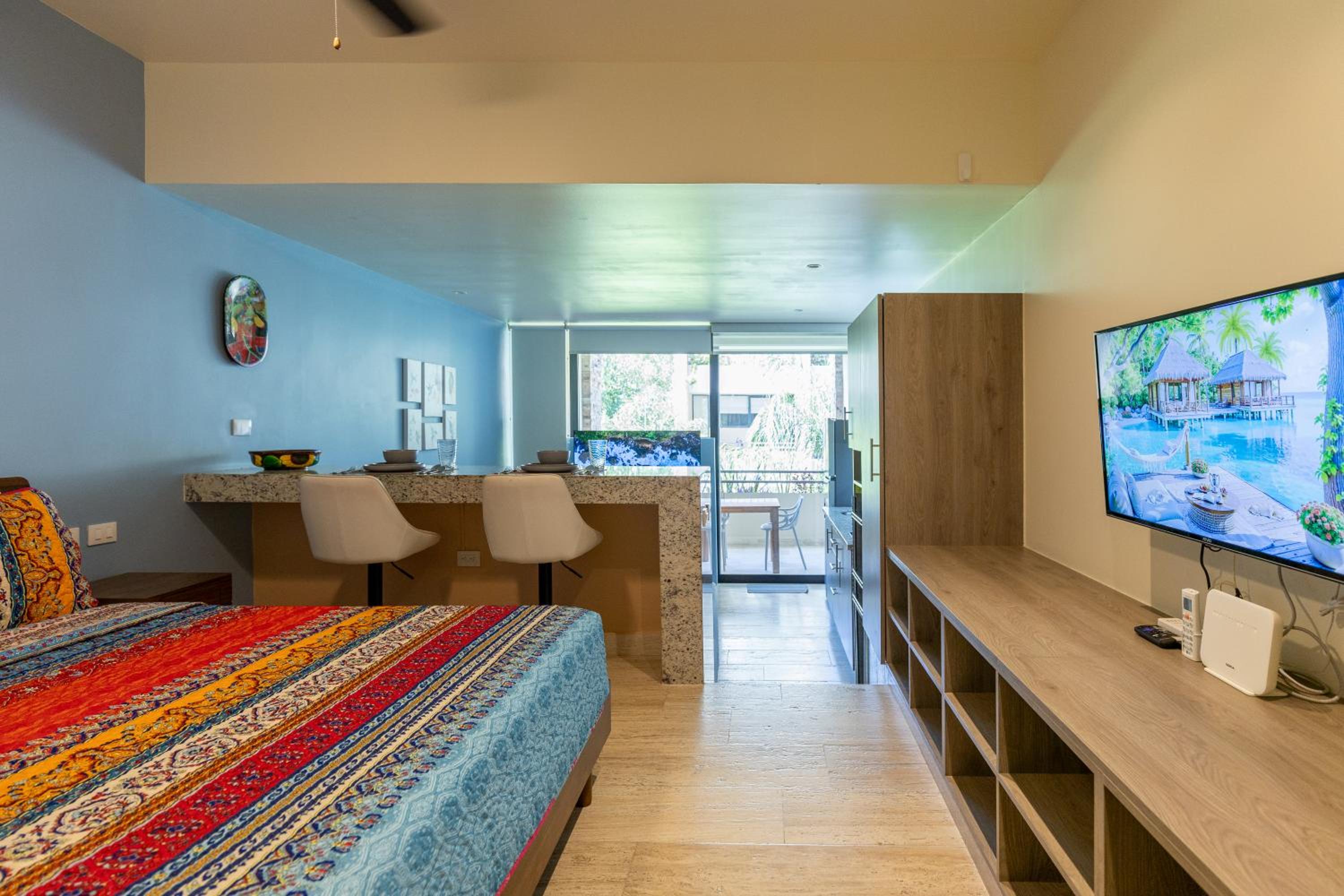 Chic Studio with Roof Pool & Gym Near 5th & Beach