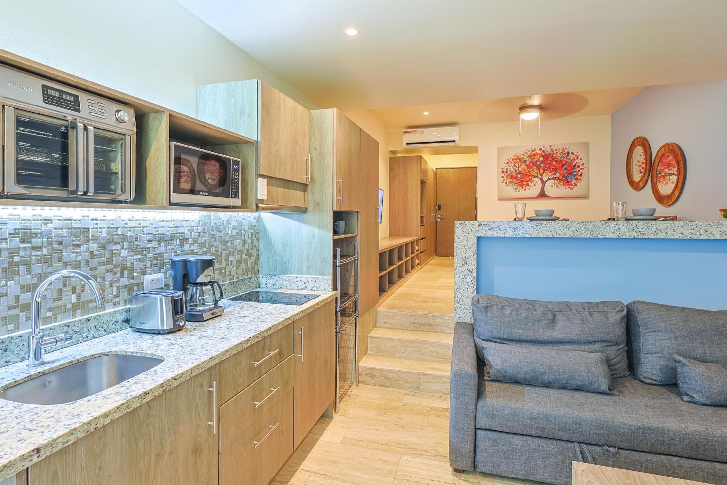 Chic Studio with Roof Pool & Gym Near 5th & Beach