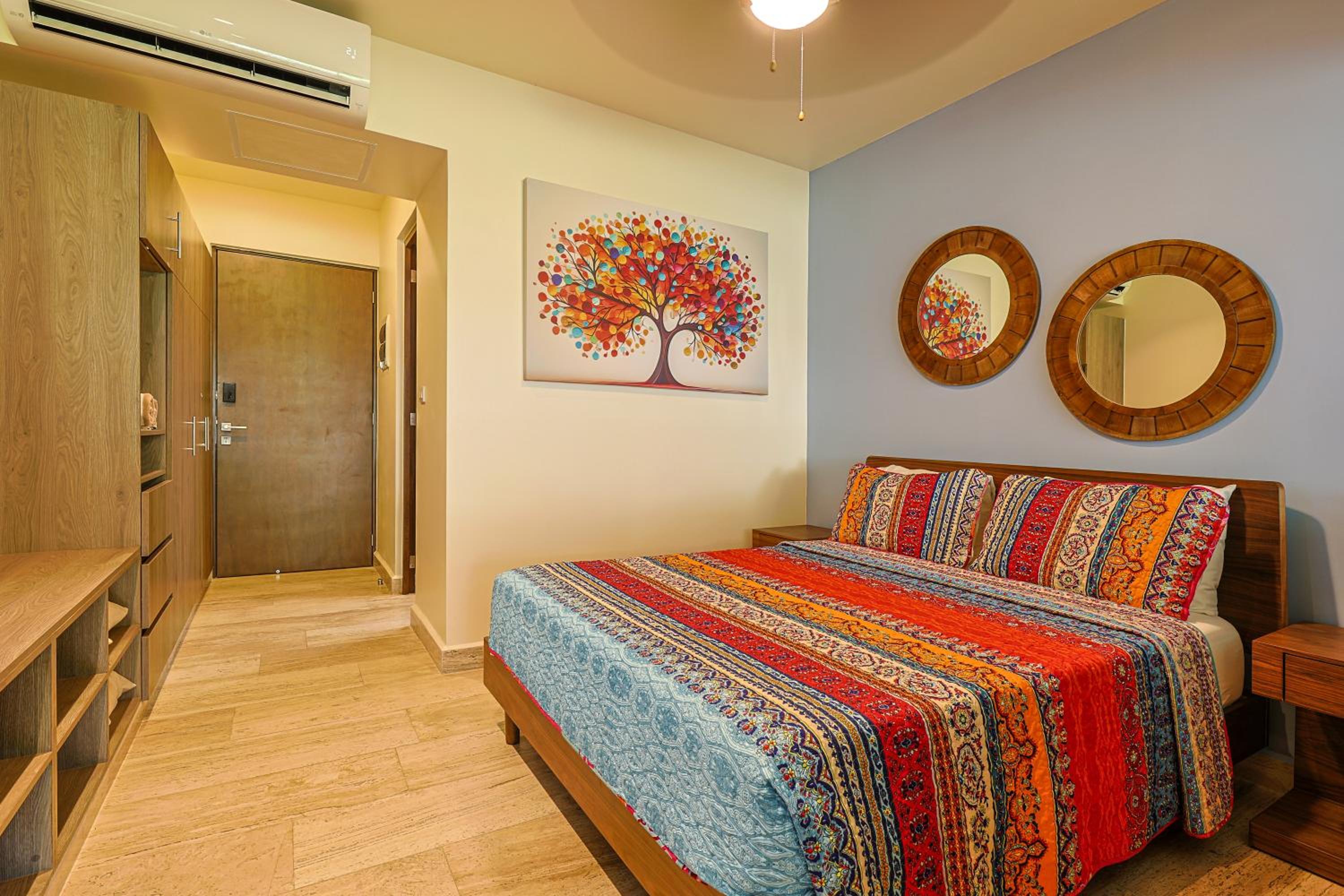 Chic Studio with Roof Pool & Gym Near 5th & Beach