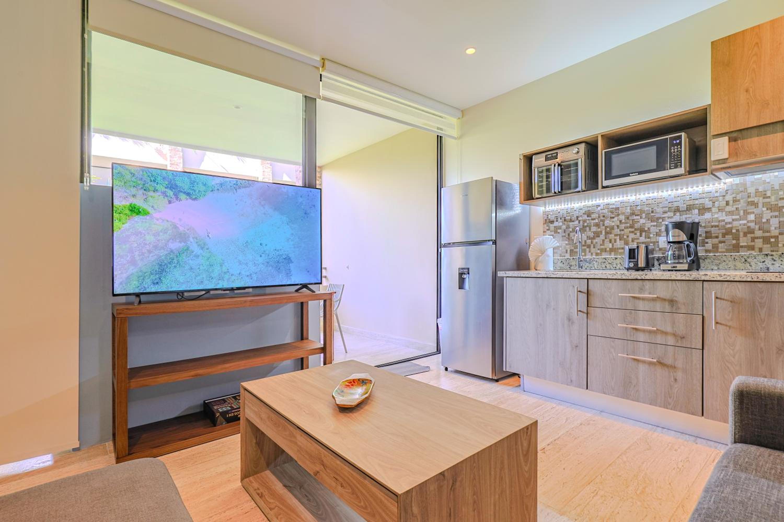 Chic Studio with Roof Pool & Gym Near 5th & Beach