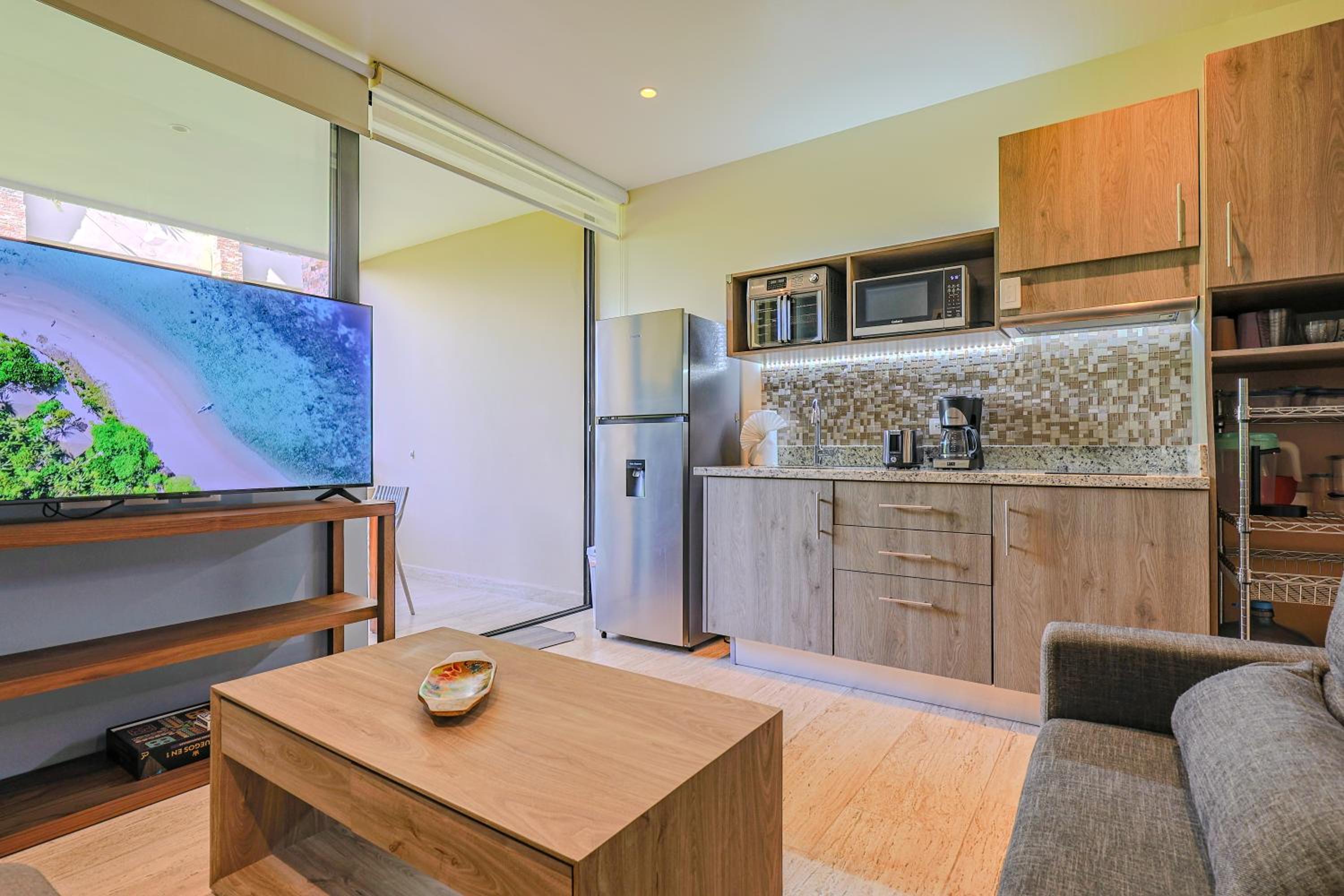 Chic Studio with Roof Pool & Gym Near 5th & Beach