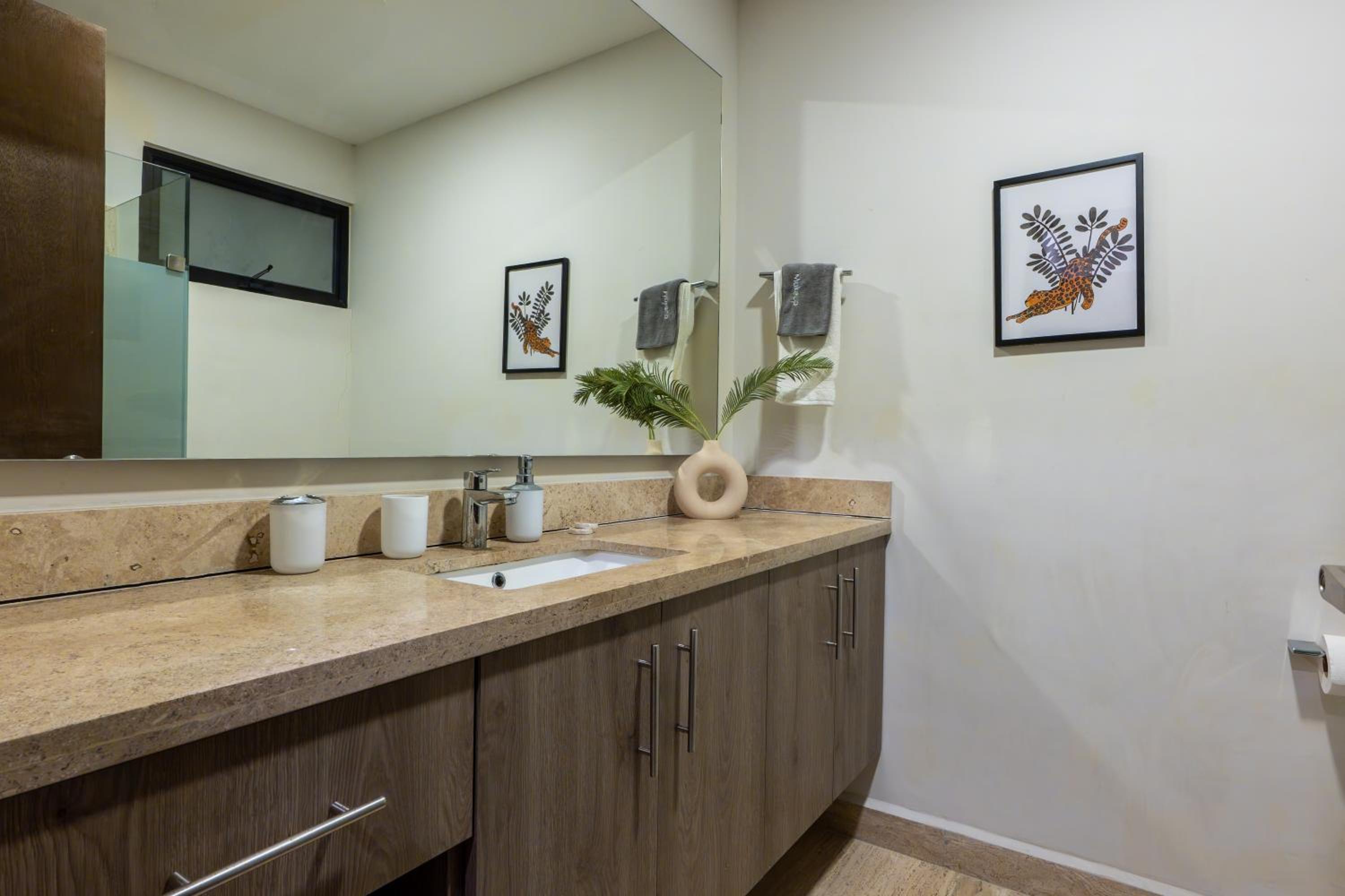 Chic Studio with Roof Pool & Gym Near 5th & Beach