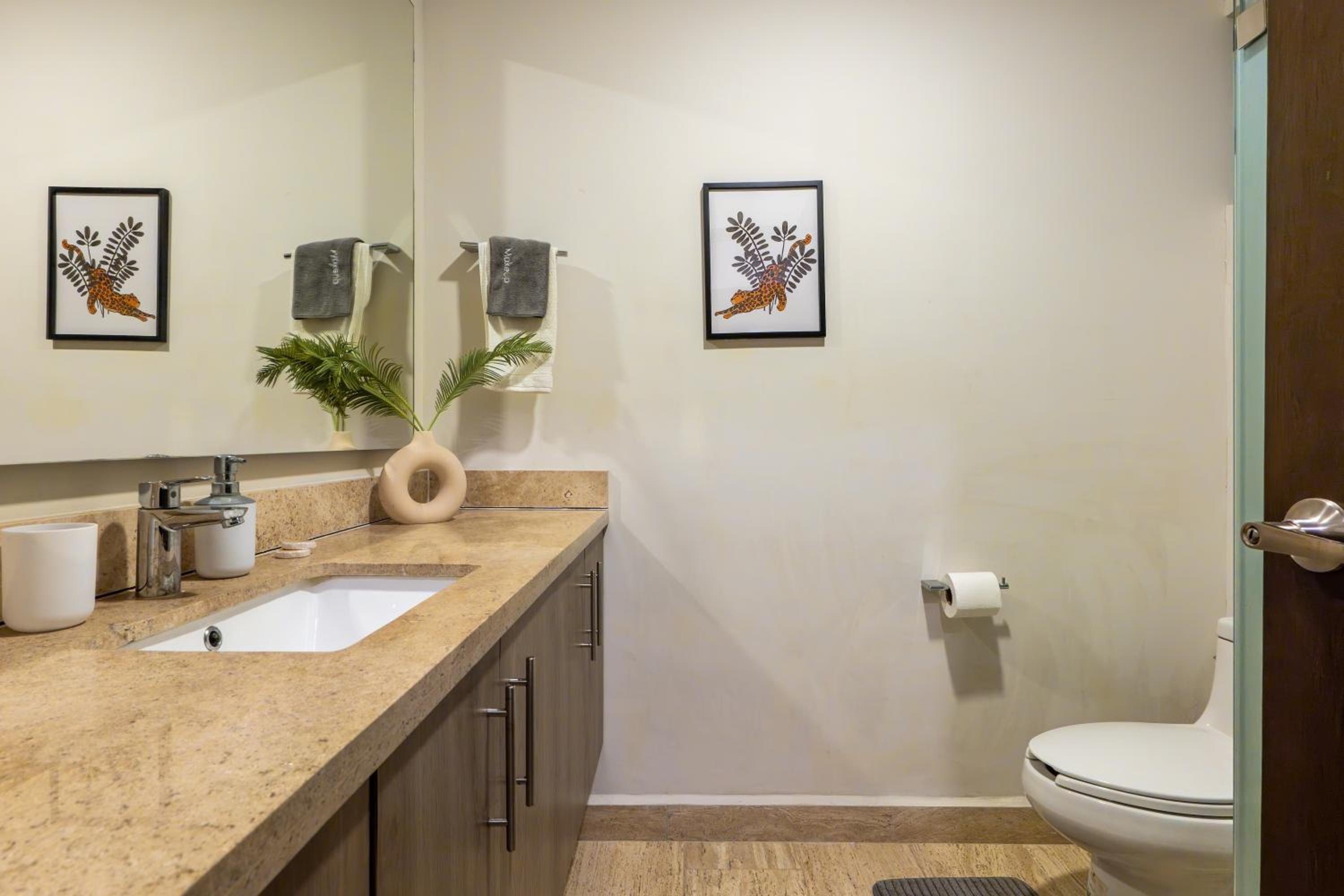 Chic Studio with Roof Pool & Gym Near 5th & Beach