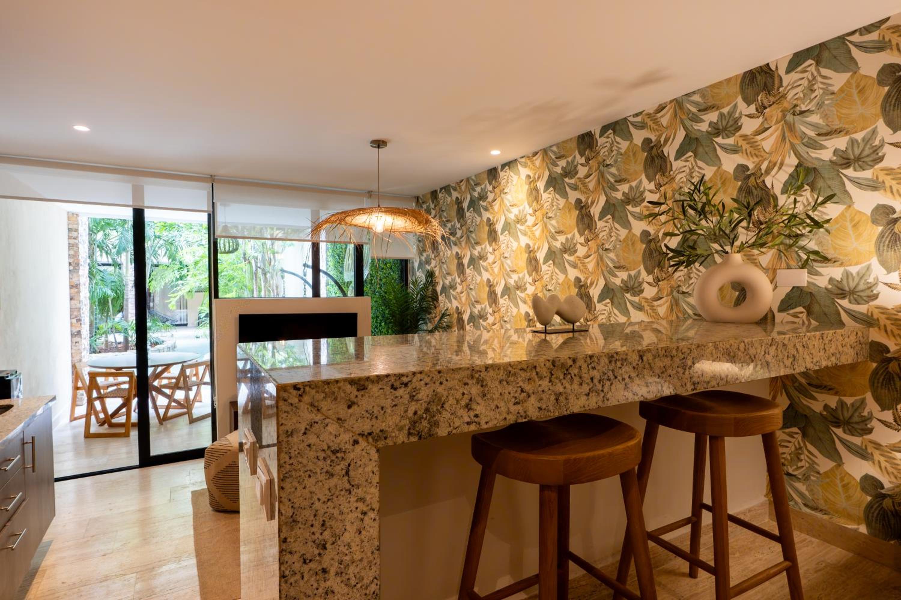 Chic Studio with Roof Pool & Gym Near 5th & Beach