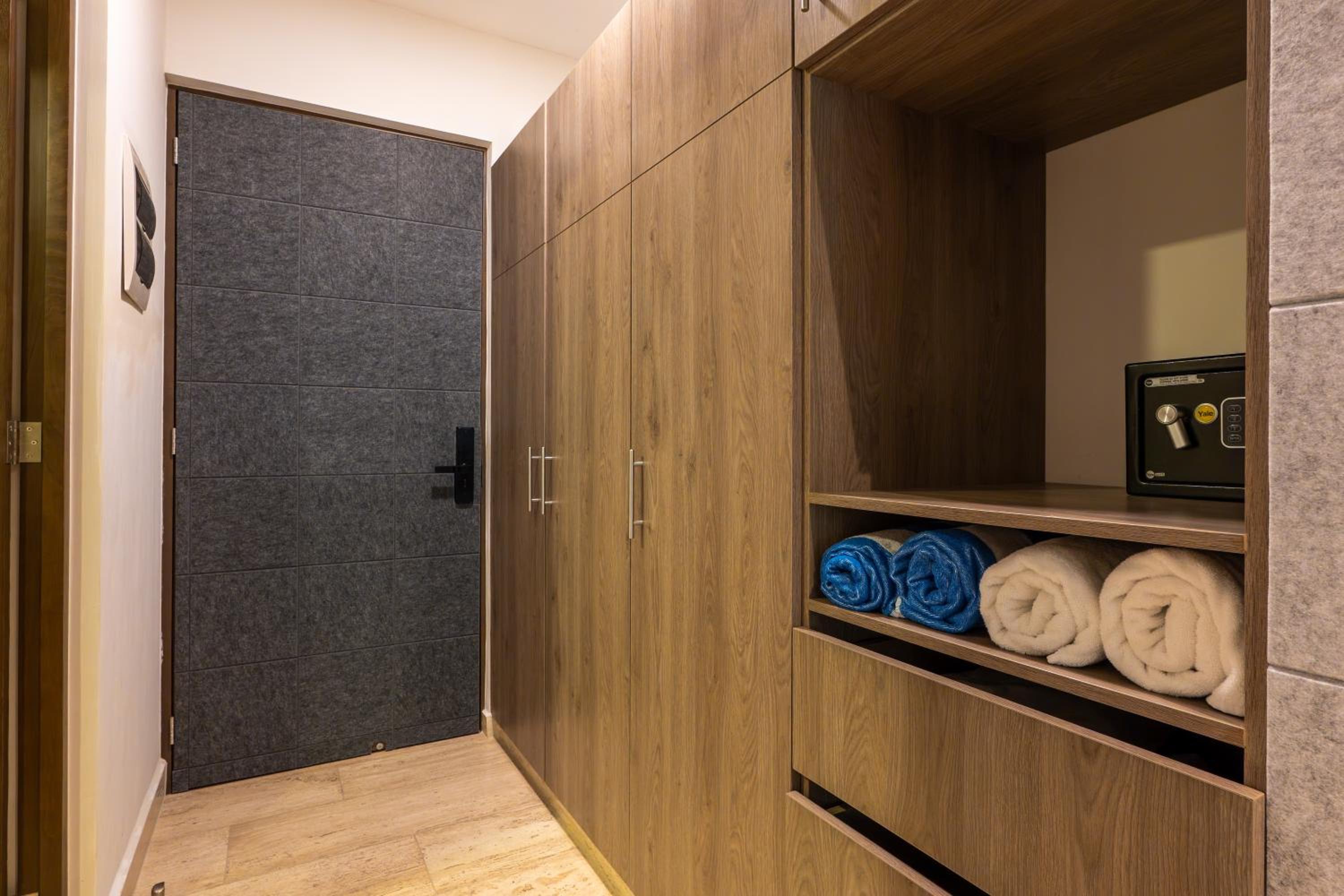 Chic Studio with Roof Pool & Gym Near 5th & Beach