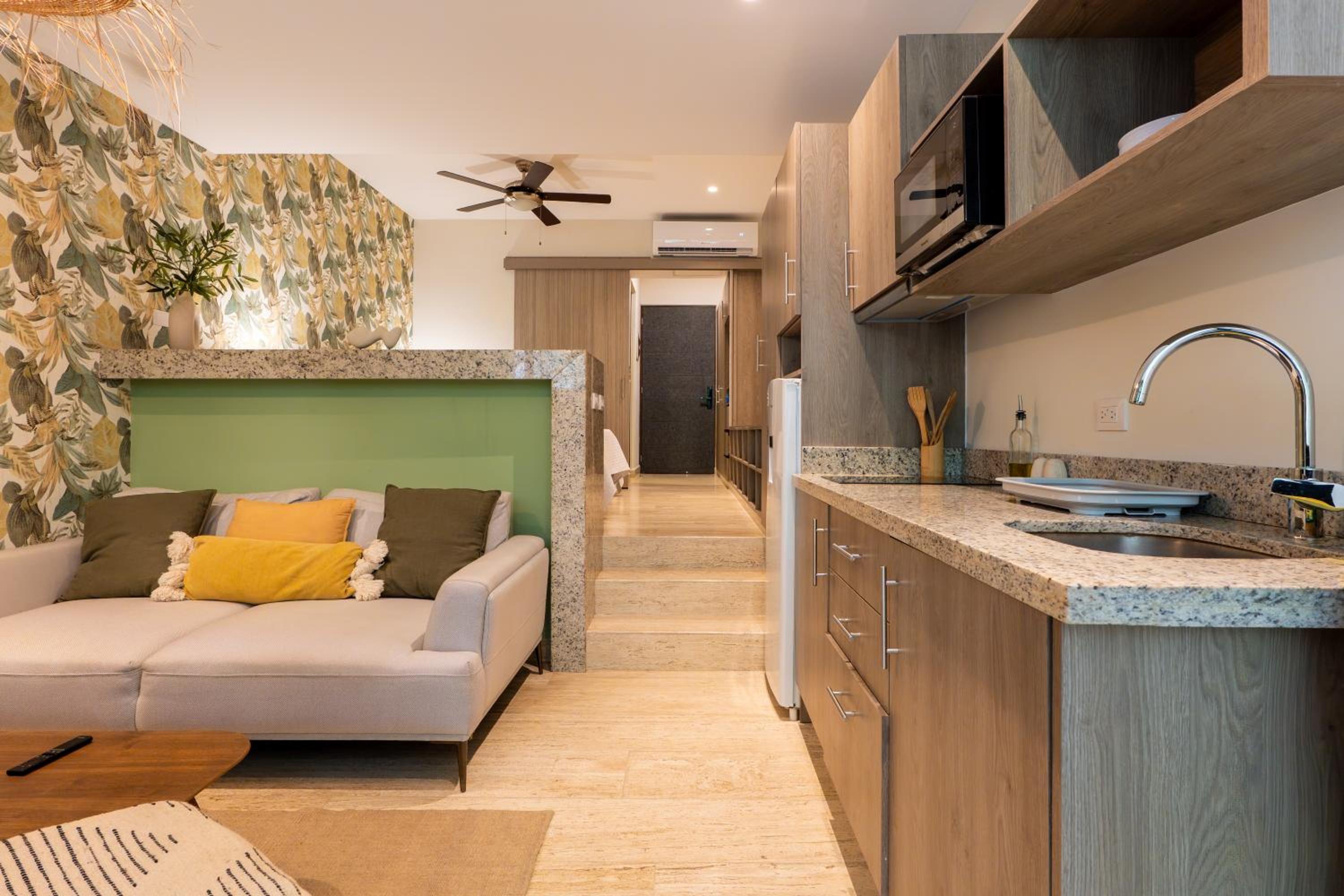 Chic Studio with Roof Pool & Gym Near 5th & Beach