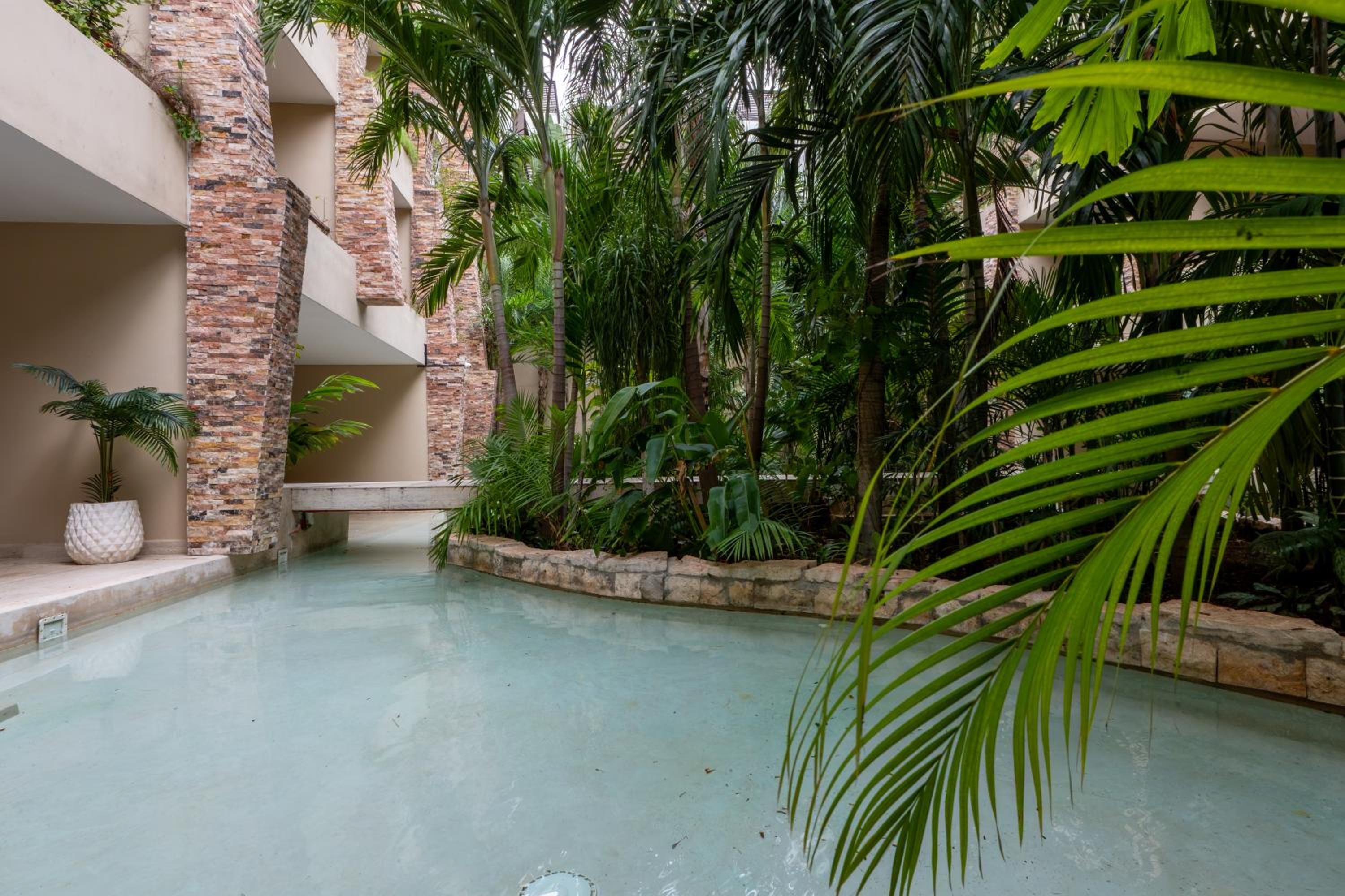 Chic Studio with Roof Pool & Gym Near 5th & Beach
