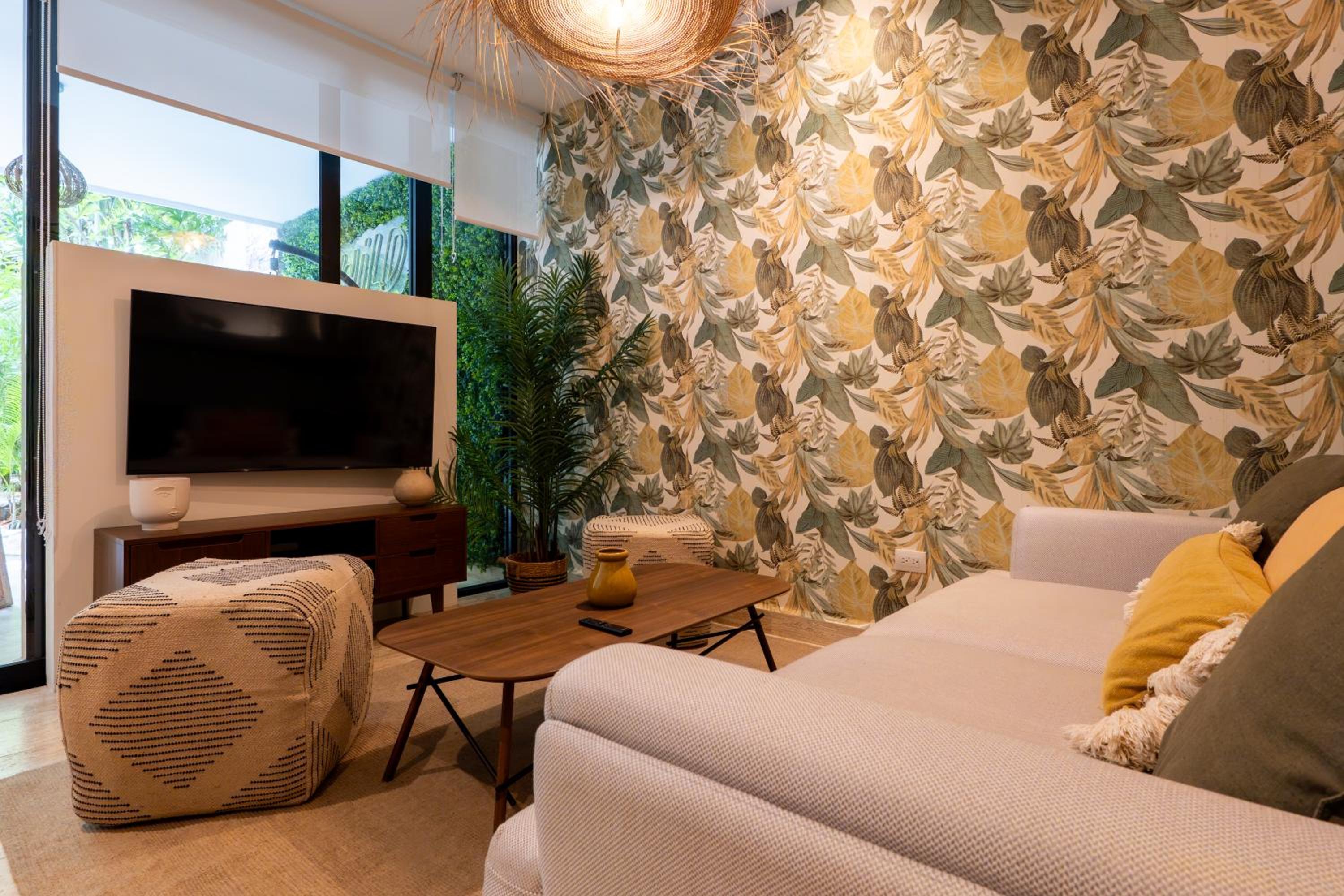 Chic Studio with Roof Pool & Gym Near 5th & Beach