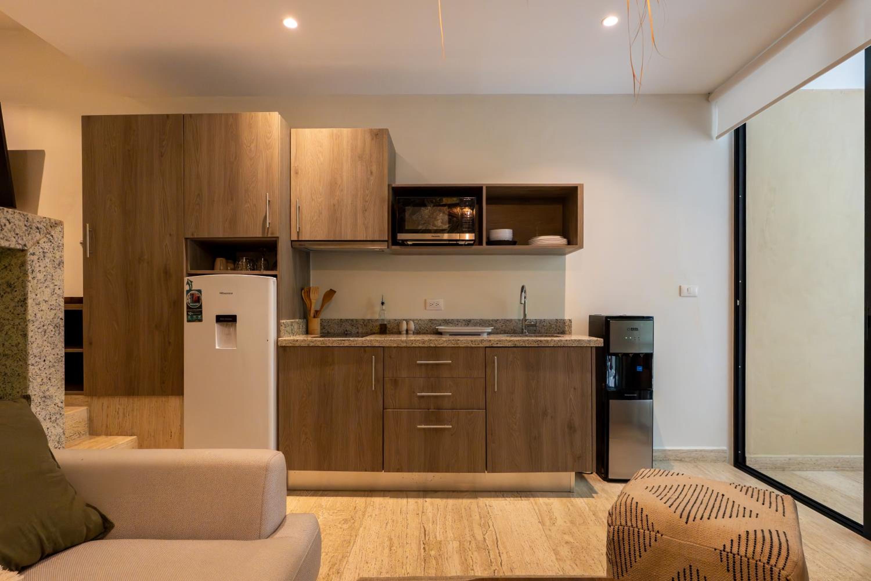 Chic Studio with Roof Pool & Gym Near 5th & Beach