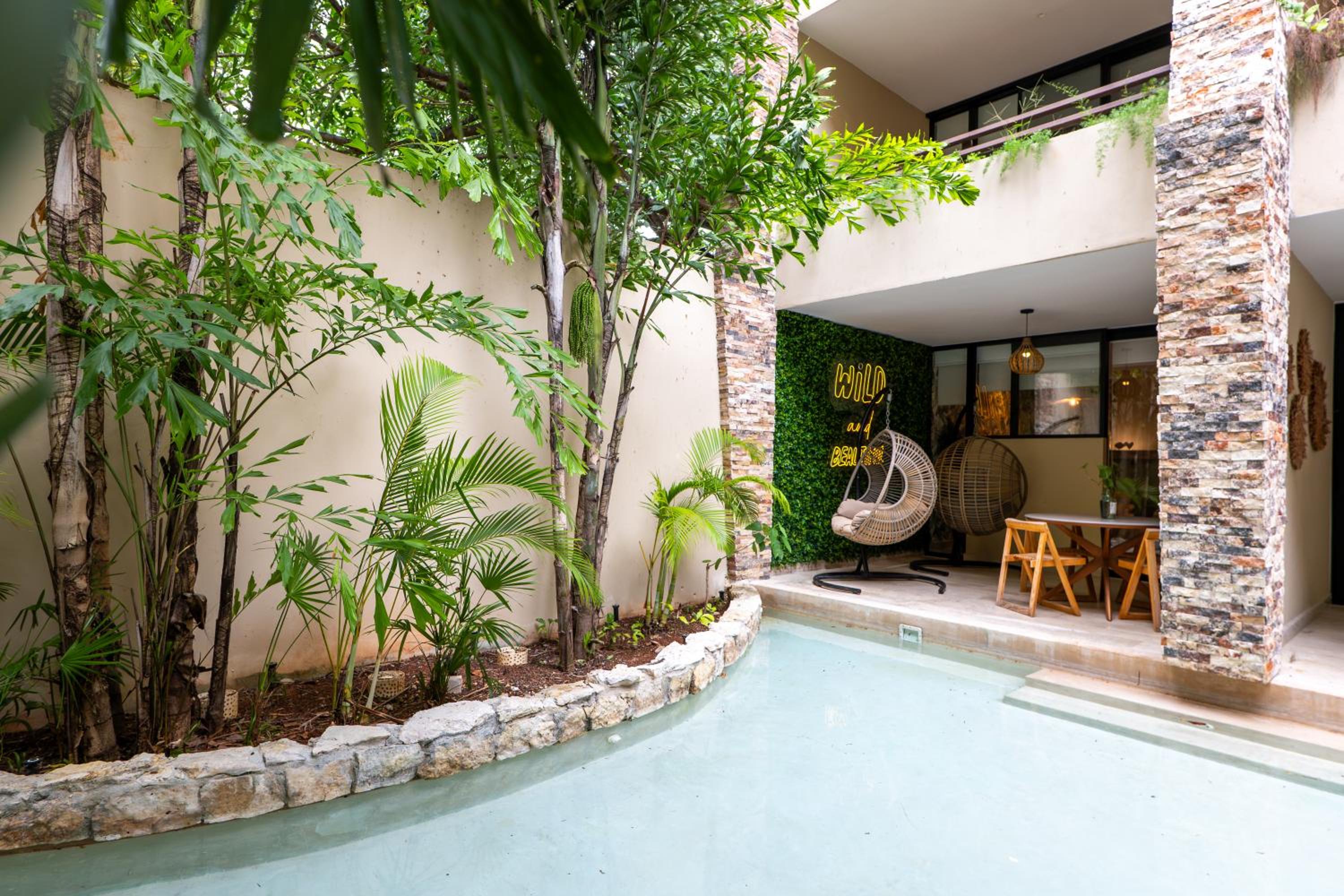 Chic Studio with Roof Pool & Gym Near 5th & Beach