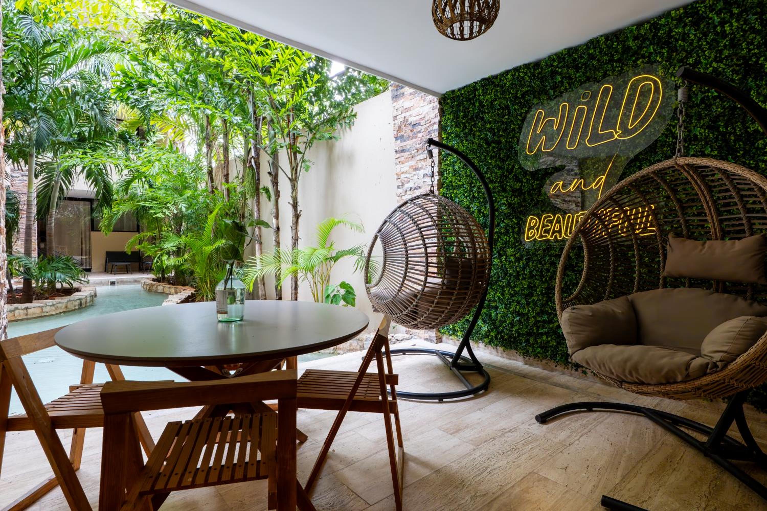 Chic Studio with Roof Pool & Gym Near 5th & Beach