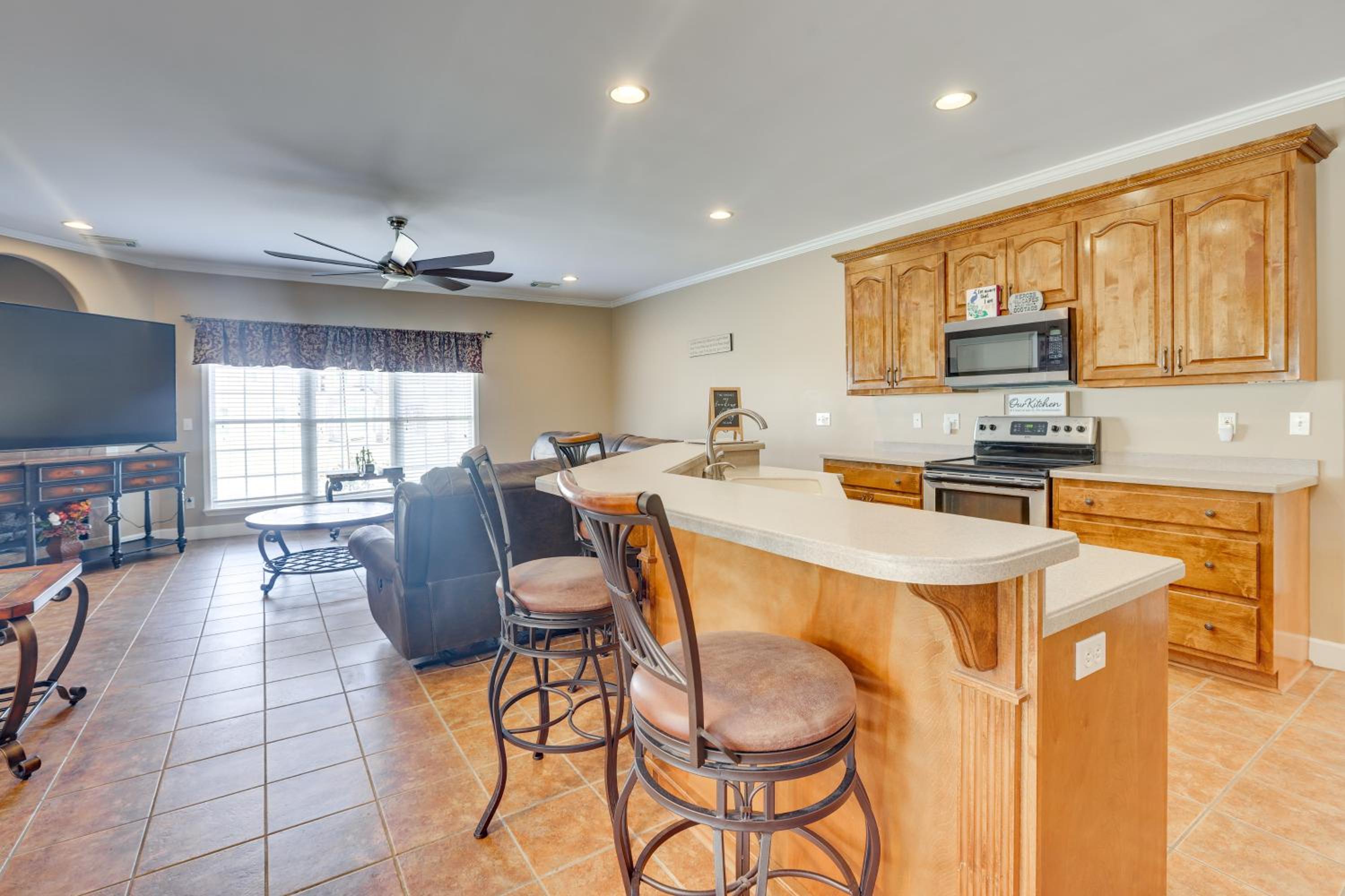 8 Mi to University of Alabama Family Home with Yard