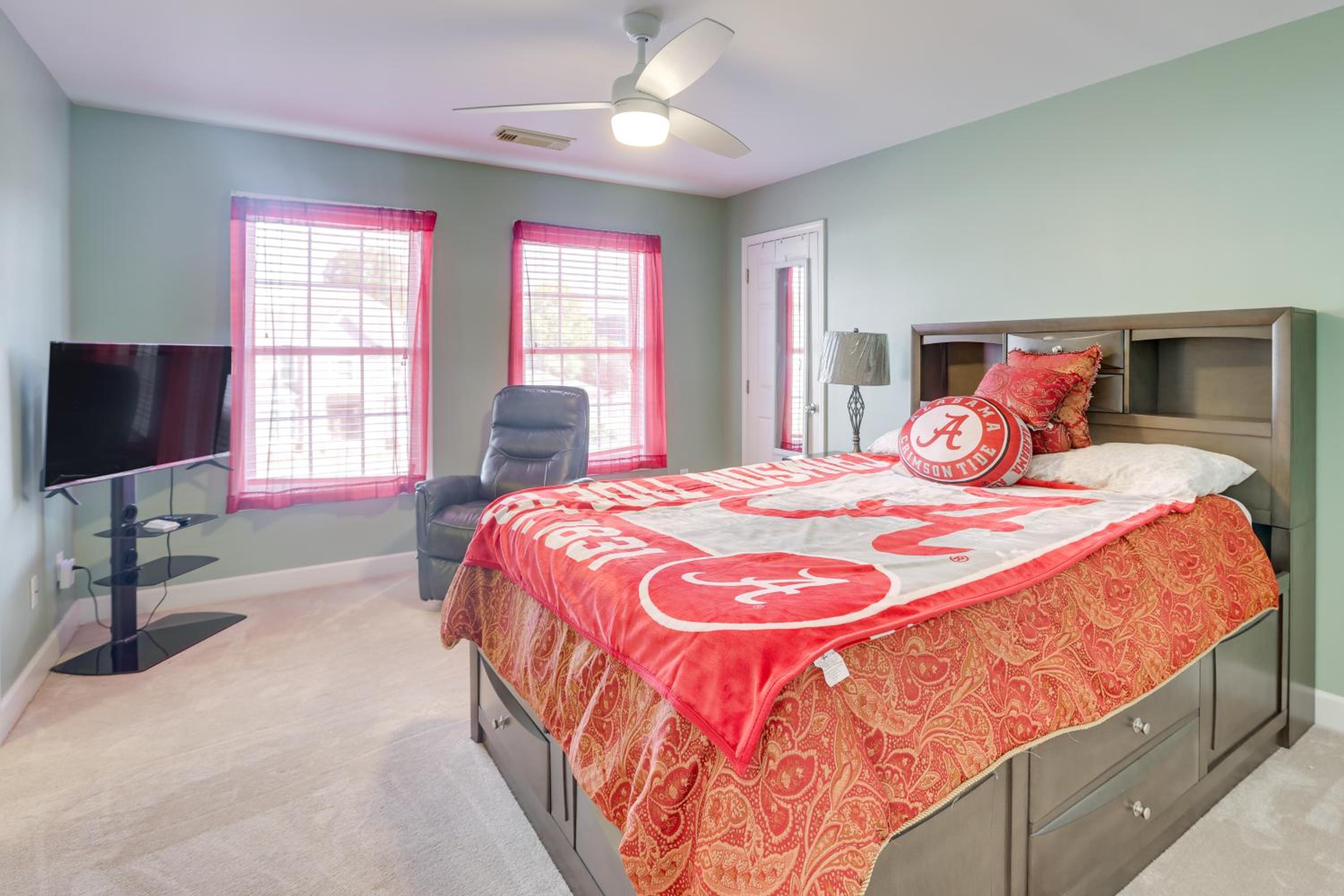 8 Mi to University of Alabama Family Home with Yard