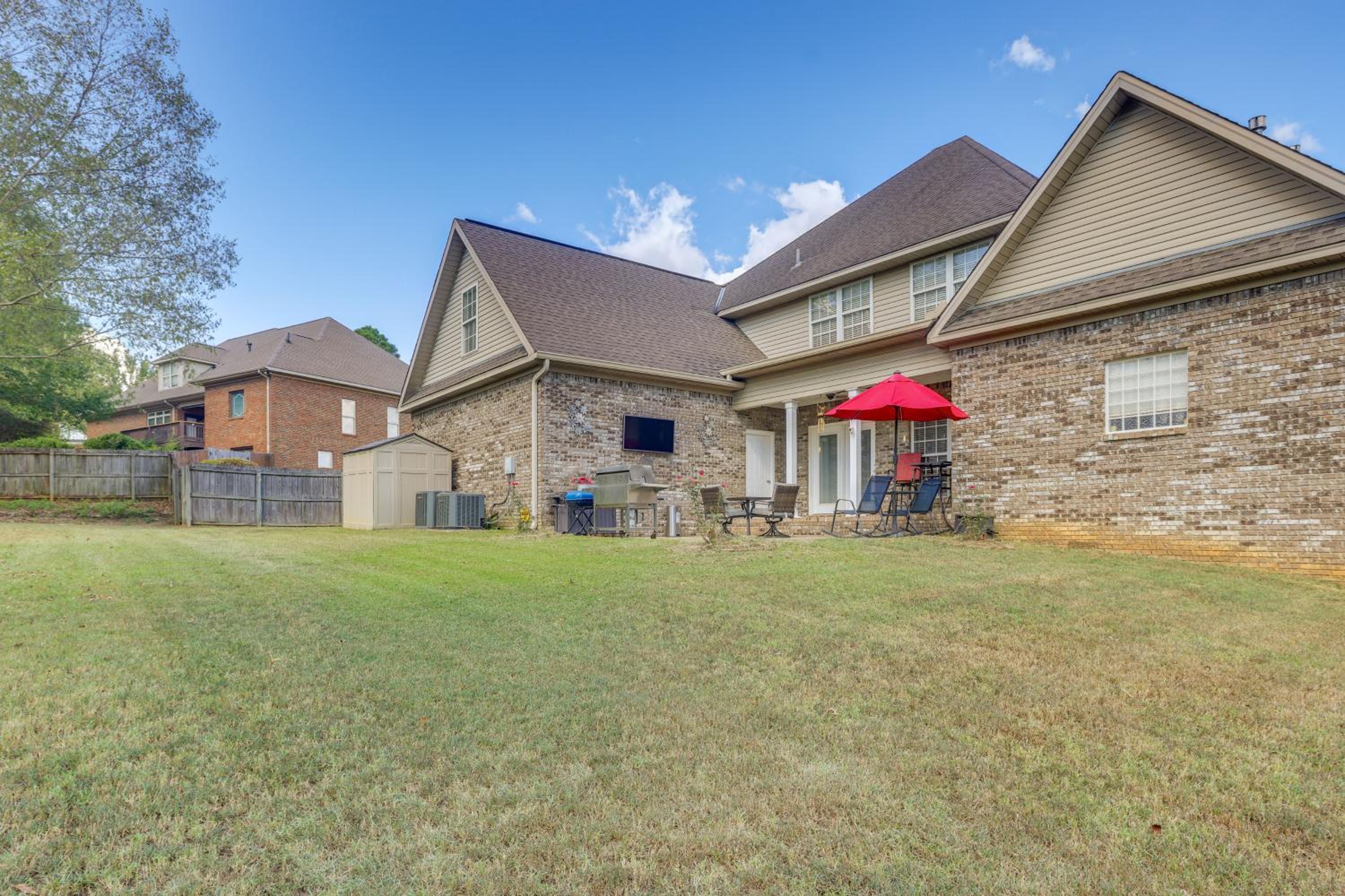 8 Mi to University of Alabama Family Home with Yard