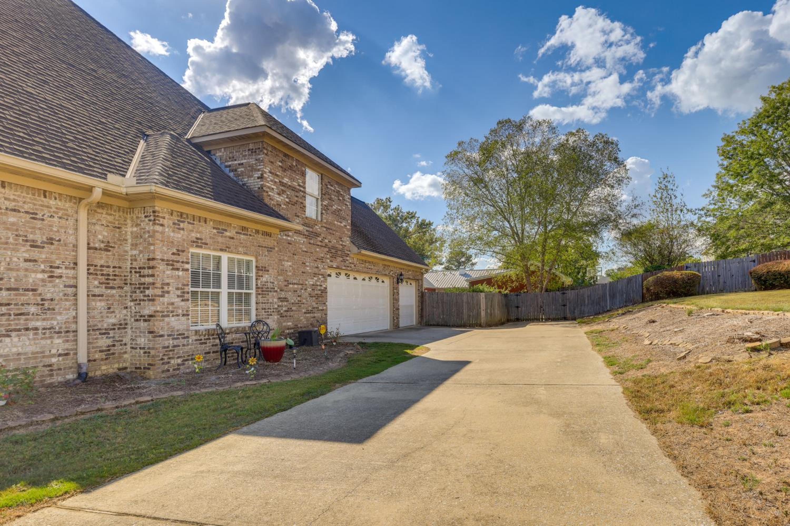 8 Mi to University of Alabama Family Home with Yard