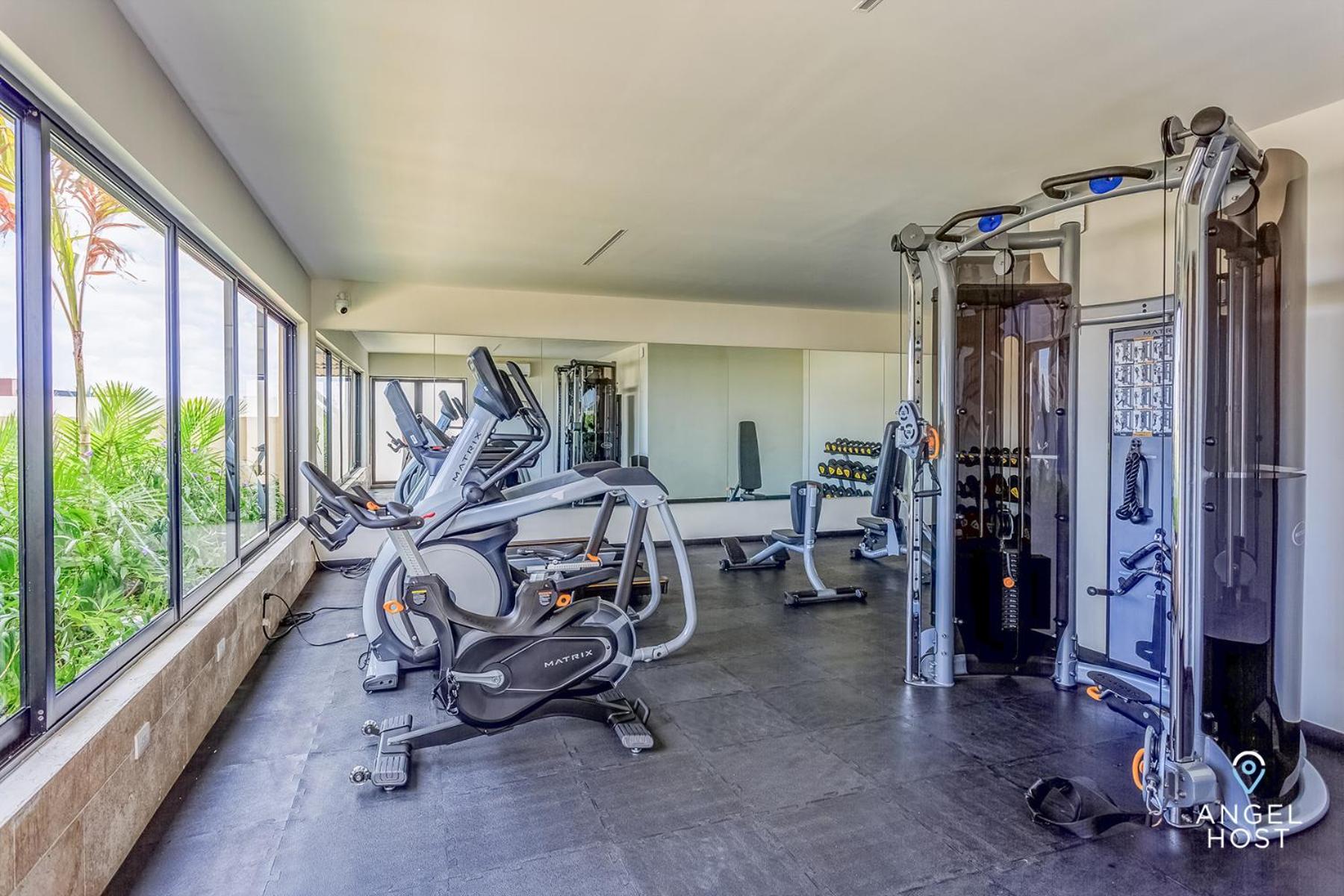 Chic Studio with Roof Pool & Gym Near 5th & Beach