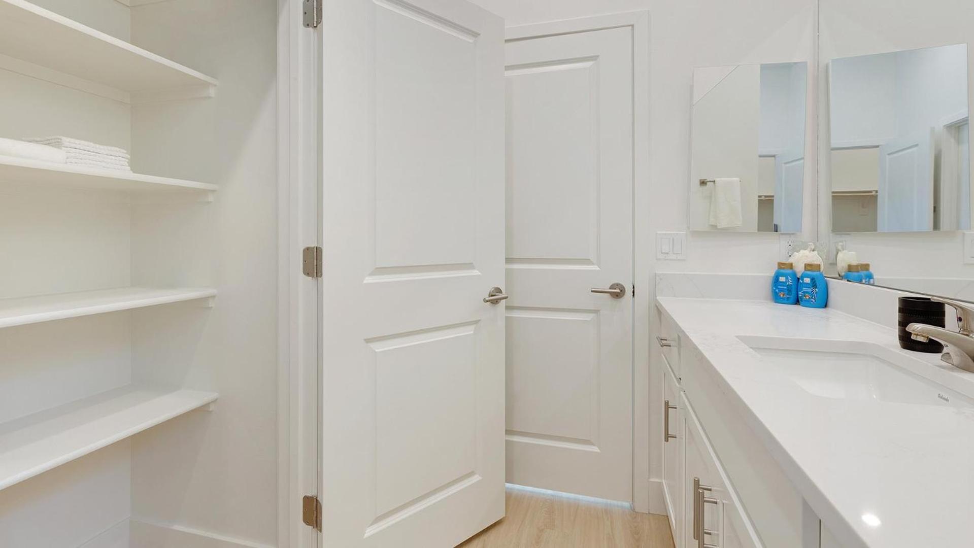 Landing Chic 1BD Pool