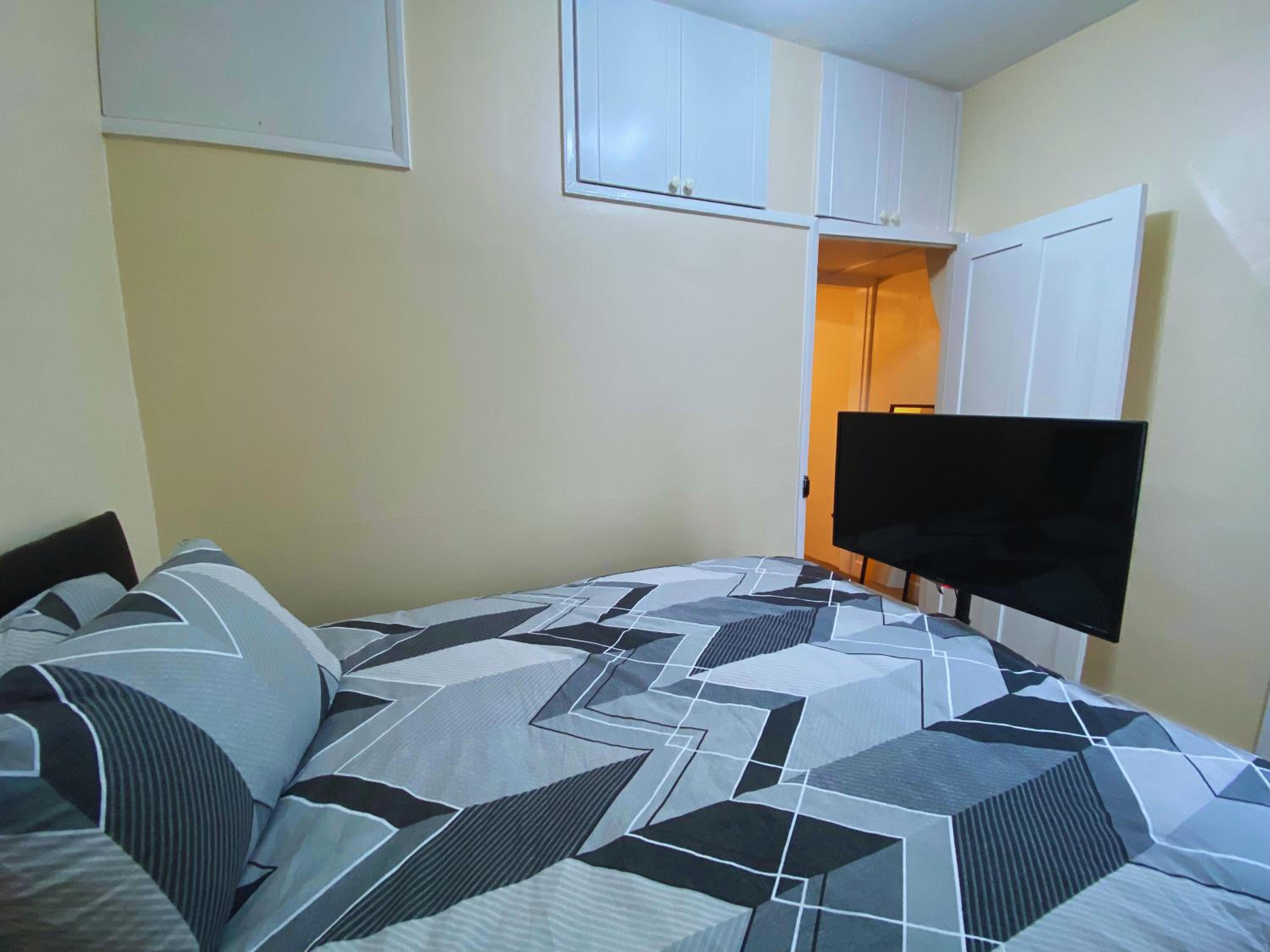 Modern Townhouse - Entire Home, Walk to Station Shops - Perfect for Groups
