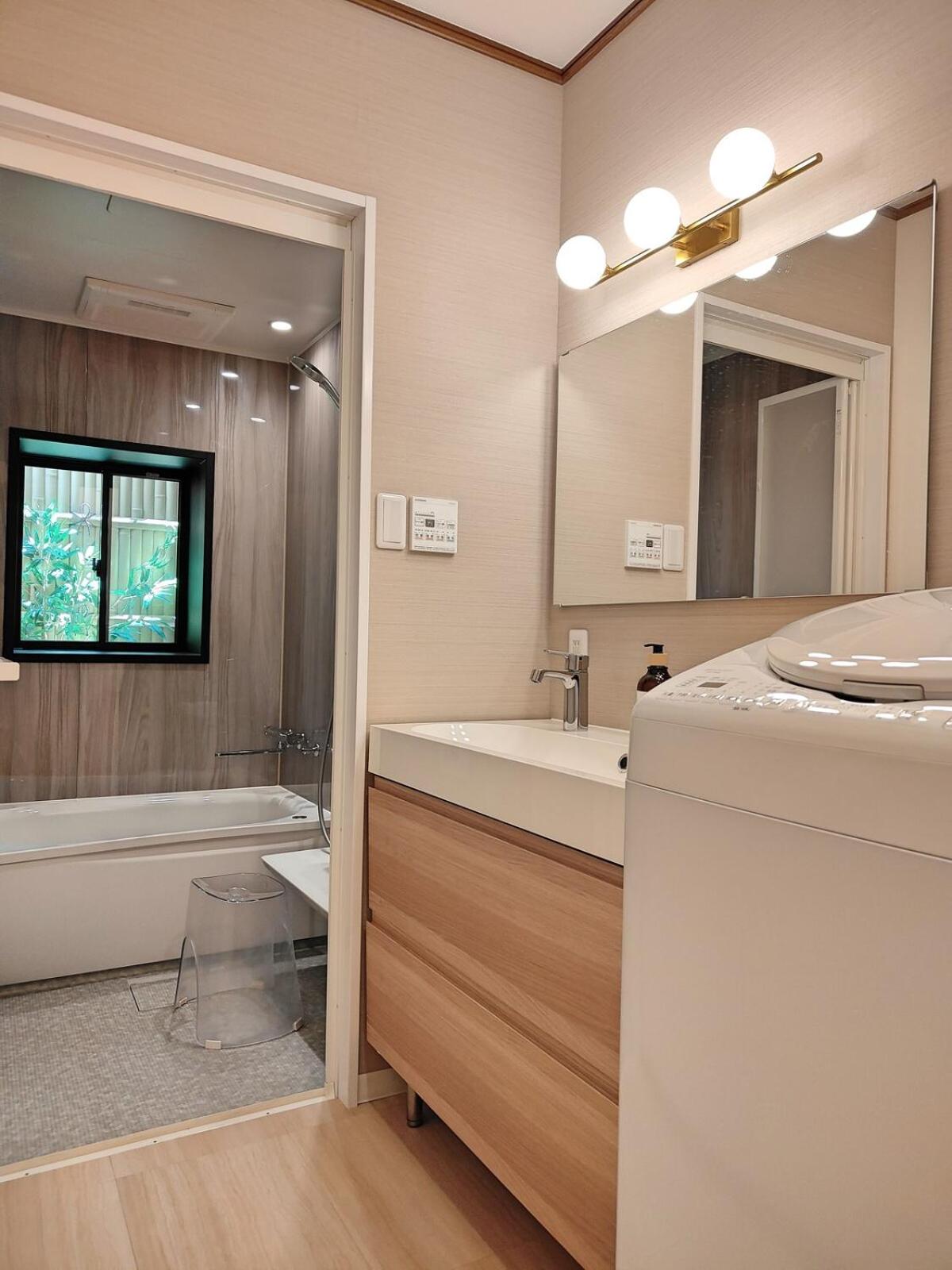 Luna Luxury 4BR Family Villa with Parking - 2 mins from Osaka-ko Station, near EXPO, USJ, Kaiyukan