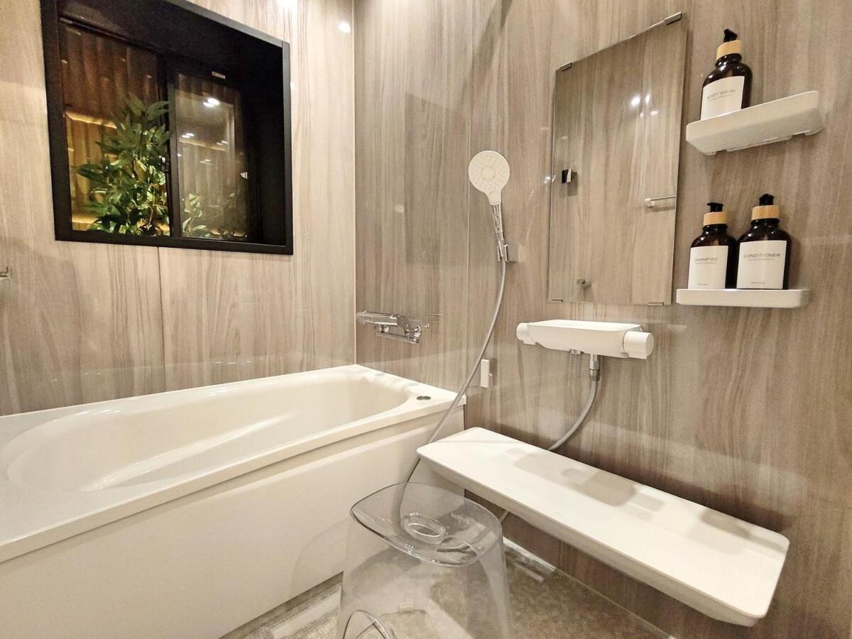 Luna Luxury 4BR Family Villa with Parking - 2 mins from Osaka-ko Station, near EXPO, USJ, Kaiyukan