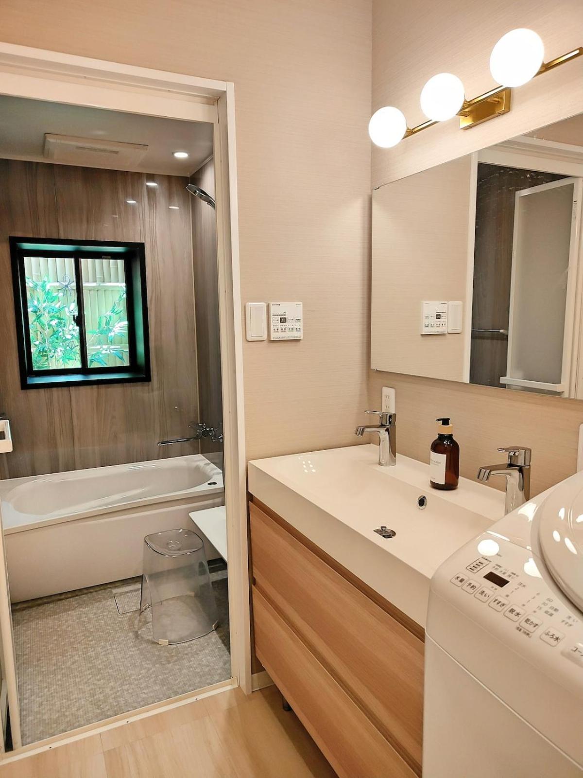 Luna Luxury 4BR Family Villa with Parking - 2 mins from Osaka-ko Station, near EXPO, USJ, Kaiyukan